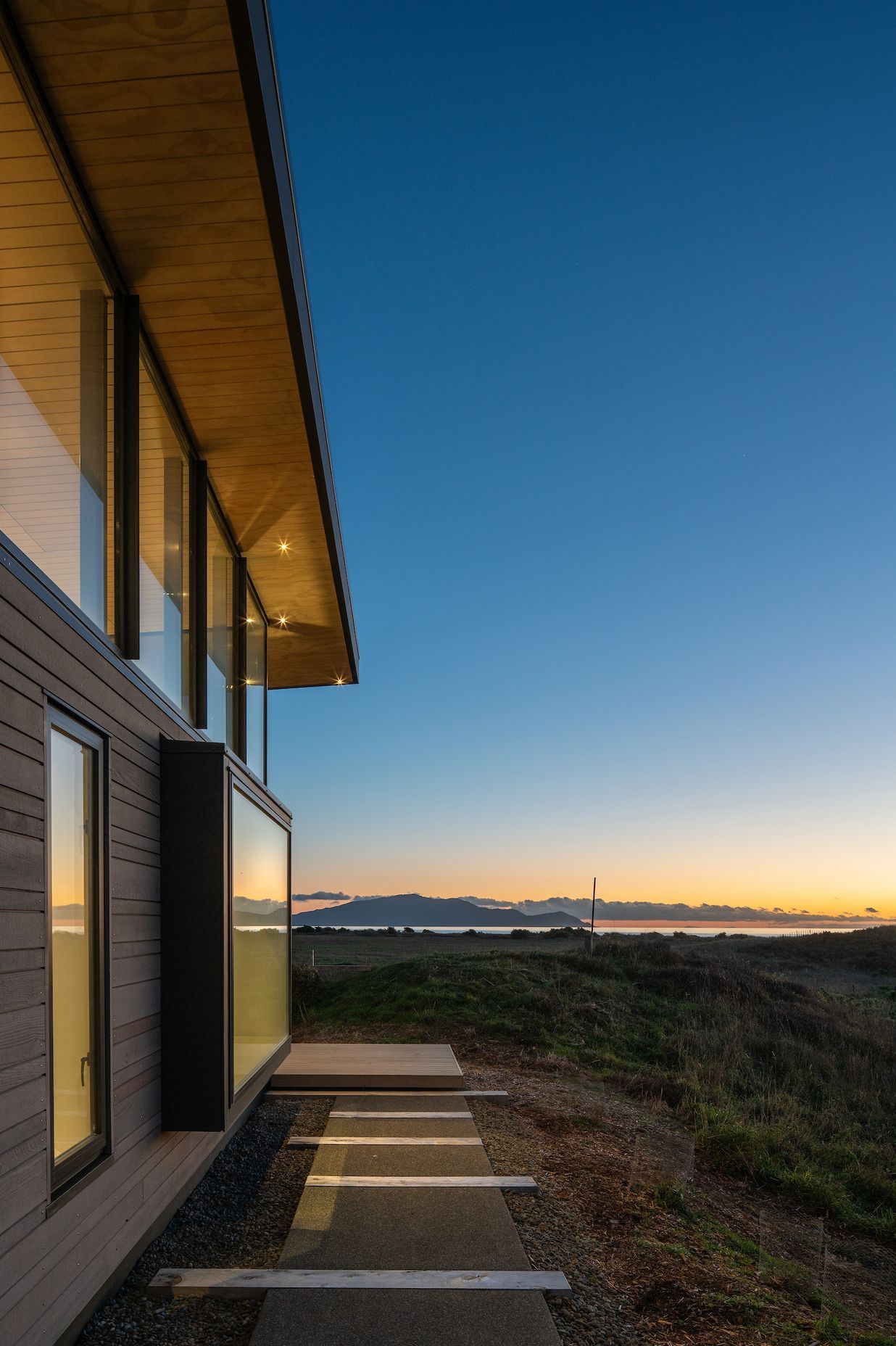 To give the structure a sense of place, the floor plane was sunken into the sand dunes.