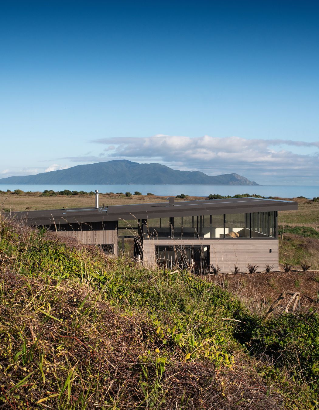 From the start of the driveway the house is hidden by the dunes only to be slowly revealed as visitors draw near.