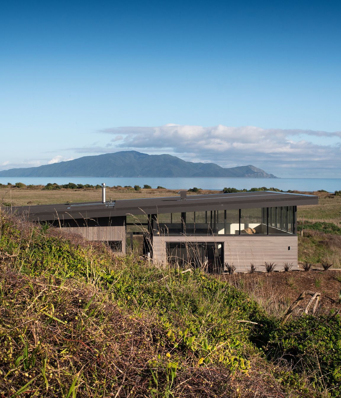 From the start of the driveway the house is hidden by the dunes only to be slowly revealed as visitors draw near.