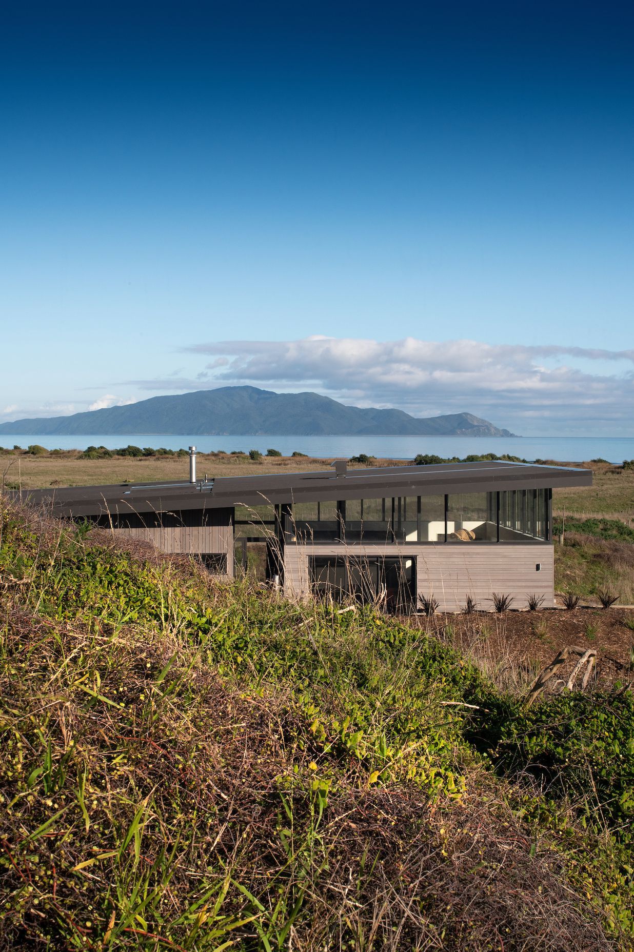 From the start of the driveway the house is hidden by the dunes only to be slowly revealed as visitors draw near.