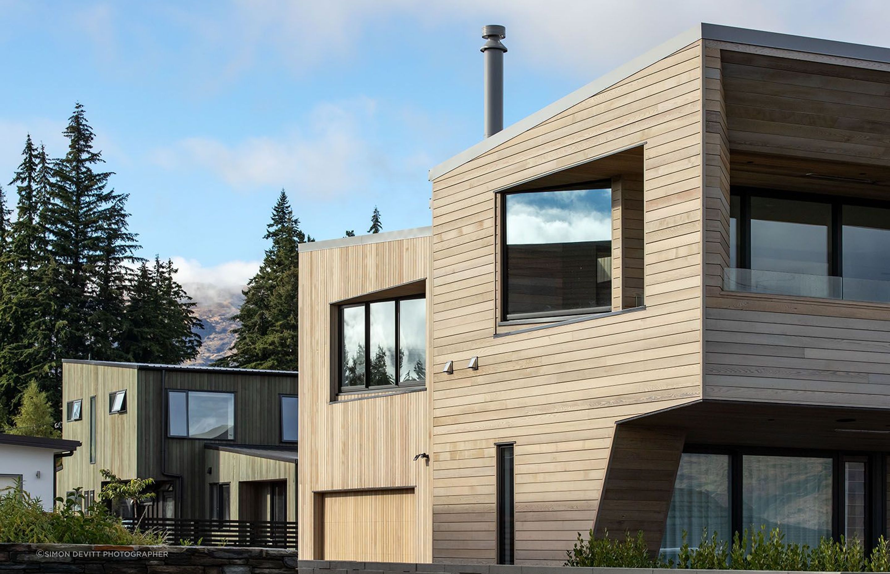 The cedar cladding is arranged both horizontally and vertically to break up the mass of the house. The mountain range can be seen from the rear windowns on the upper storey.