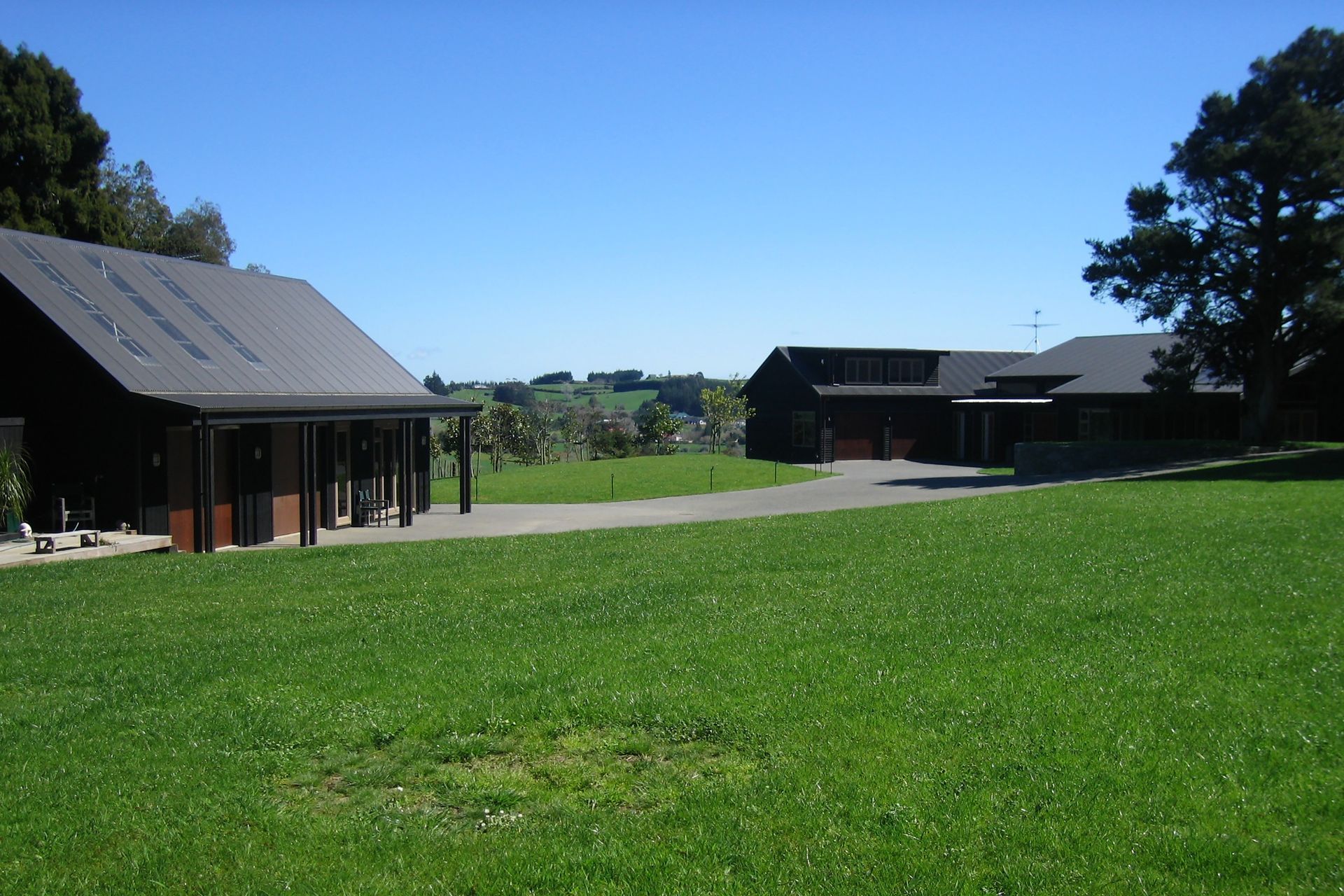 The separate barn with self contained flat provides extra accomodation for cars, boats and more people! The barn colours compliment the main house.
