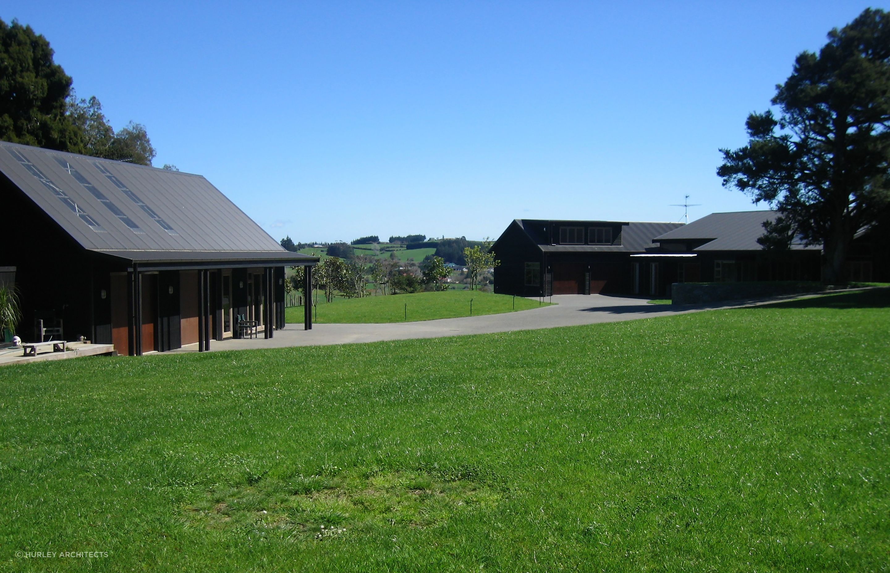 The separate barn with self contained flat provides extra accomodation for cars, boats and more people! The barn colours compliment the main house.