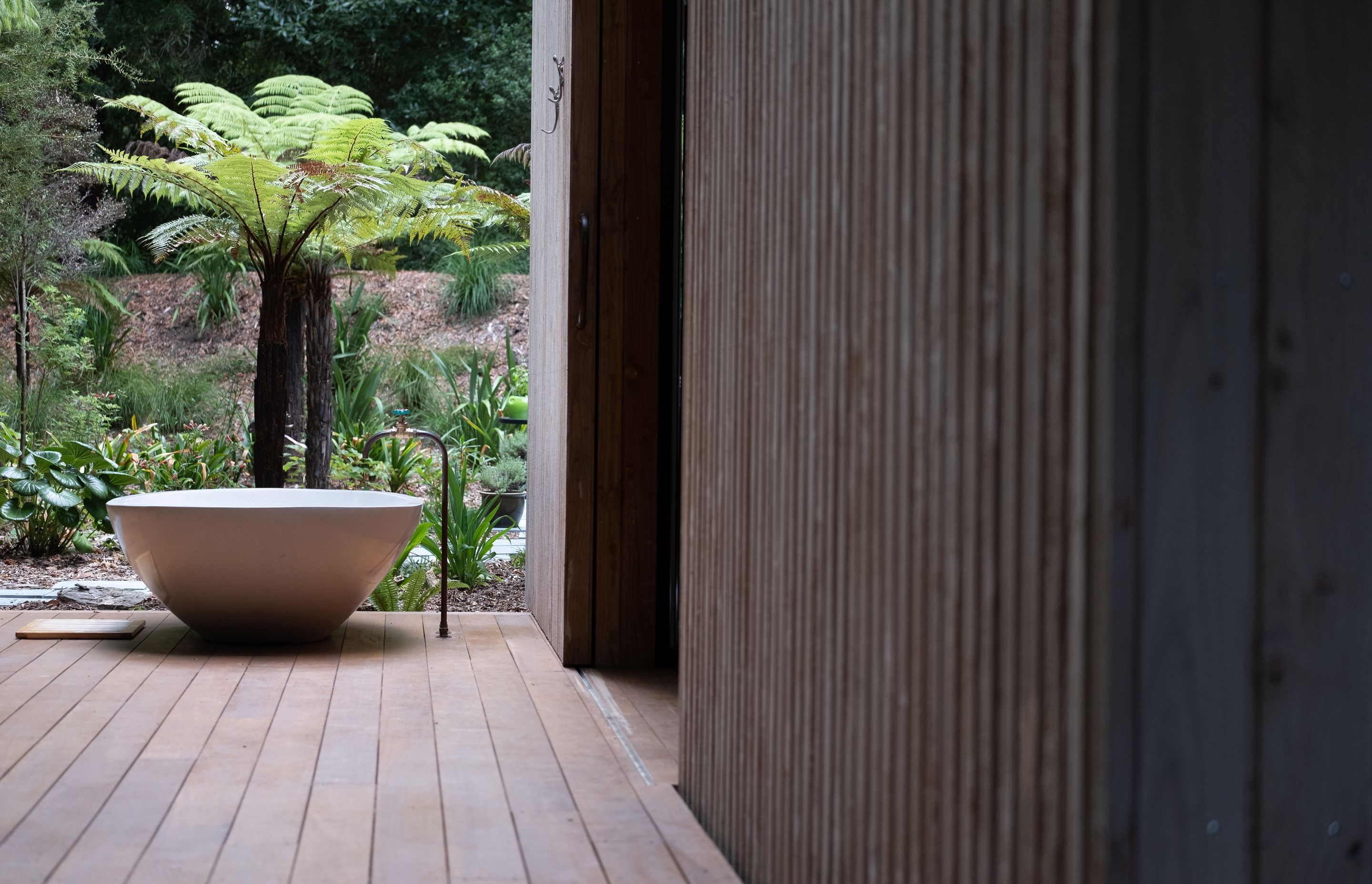 The outdoor bathtub allows guests to soak up the tranquility of the private setting and to commune with nature.