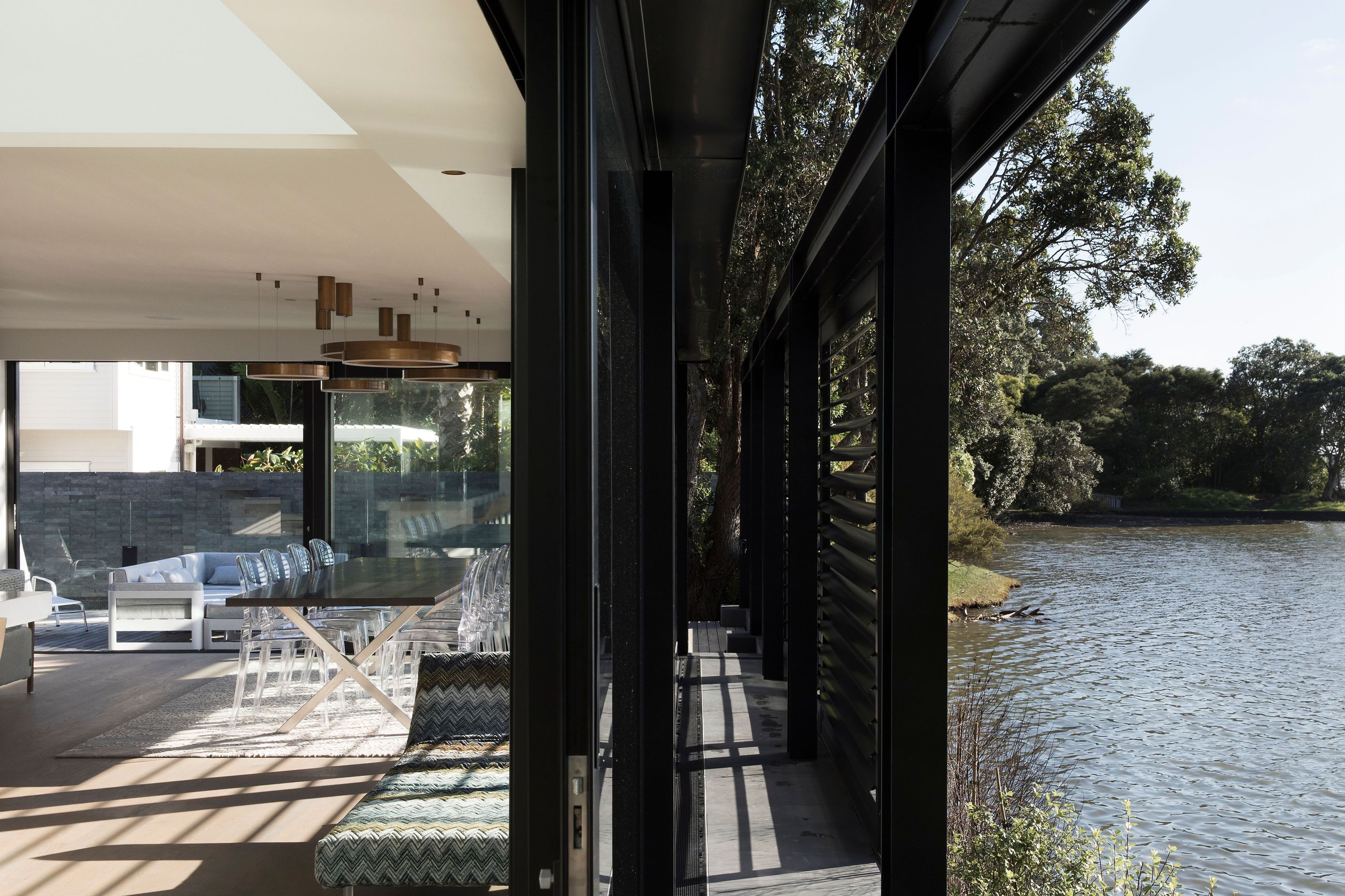 Floor-to-ceiling sliding doors and louvres offer options to open and close down the waterfront façade, adding protection and privacy.