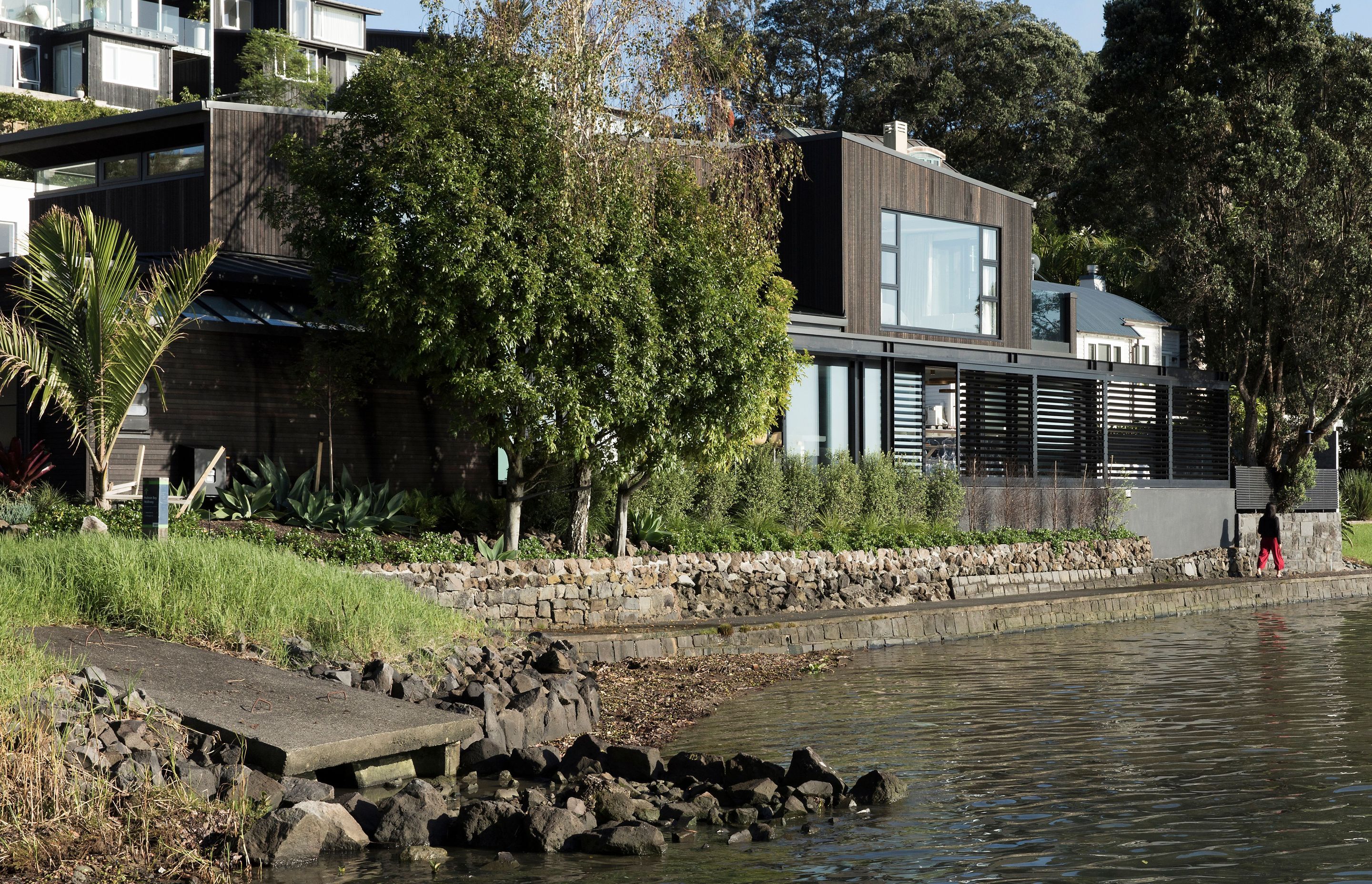 The house sits right on the water and is overlooked by houses above, making the roof a fifth elevation for the architects to consider.