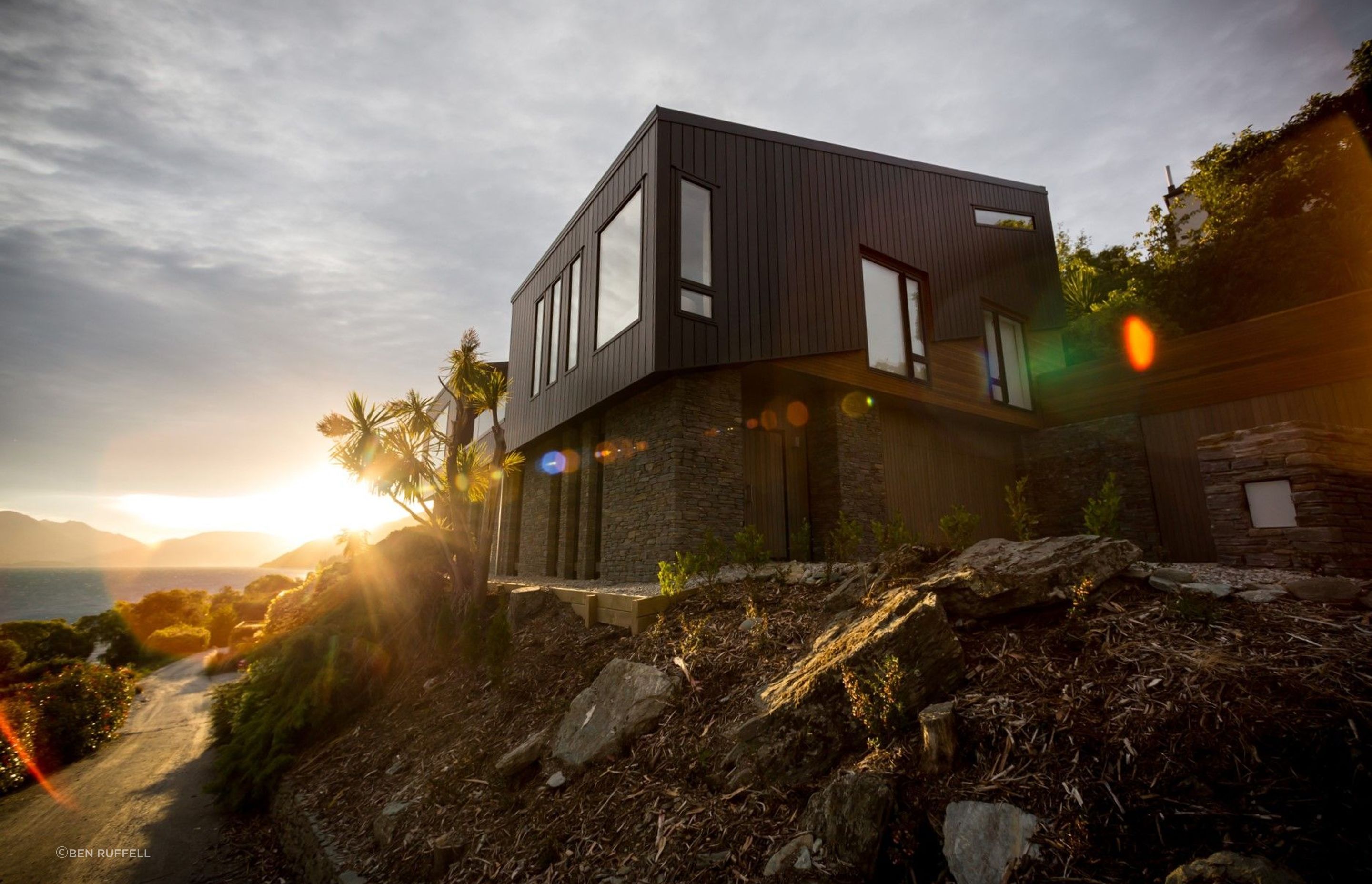 Working with the slope, orientation and dramatic 180-degree-plus views, the design methodology explored the shift and tilt of the rock strata, tilting and shifting materials and forms to create an abstraction.