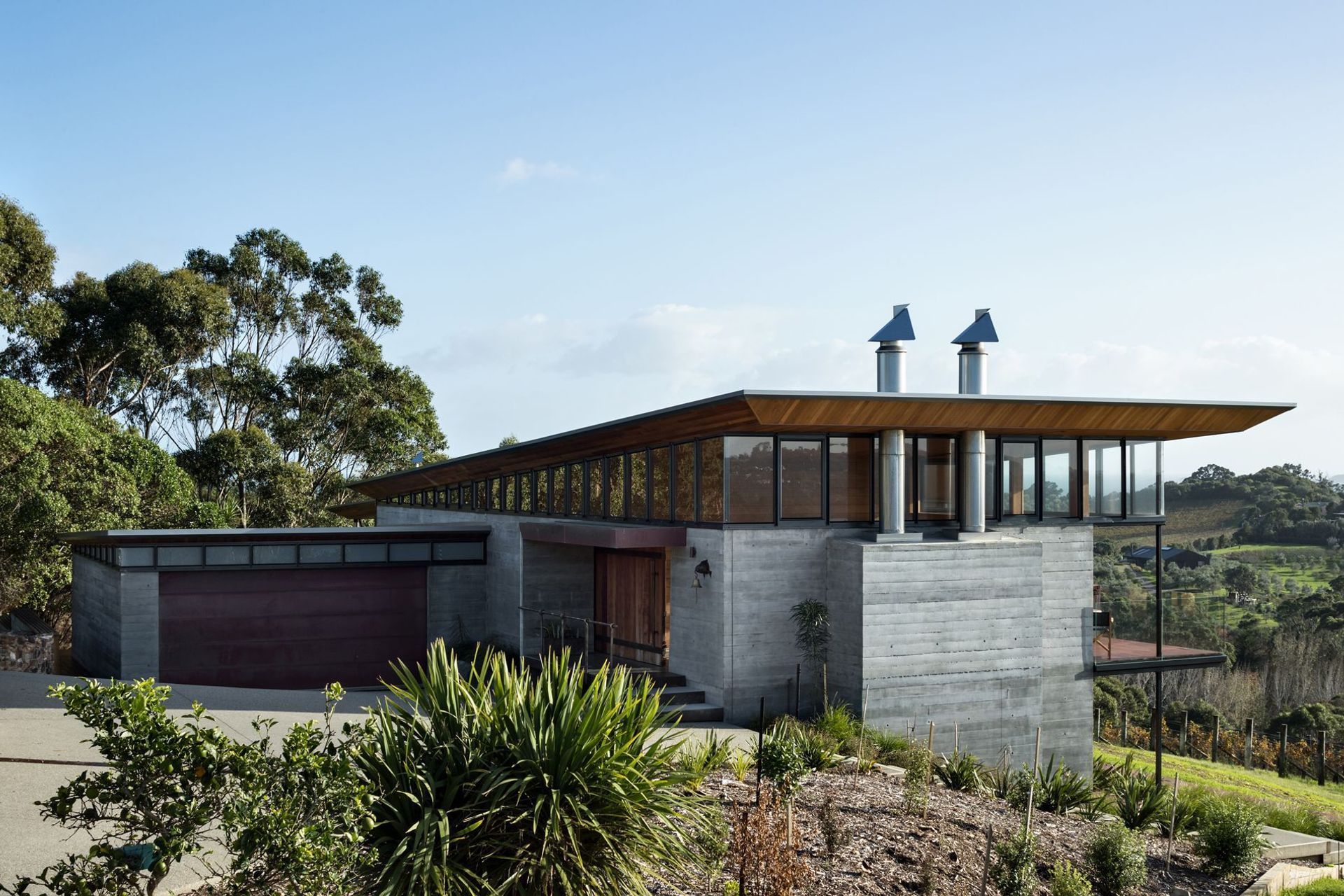 Oneroa House is partly built on the foundations of a previous building, laid out to follow the contours of the land and with a sloping roof that appears to float over clerestory windows.