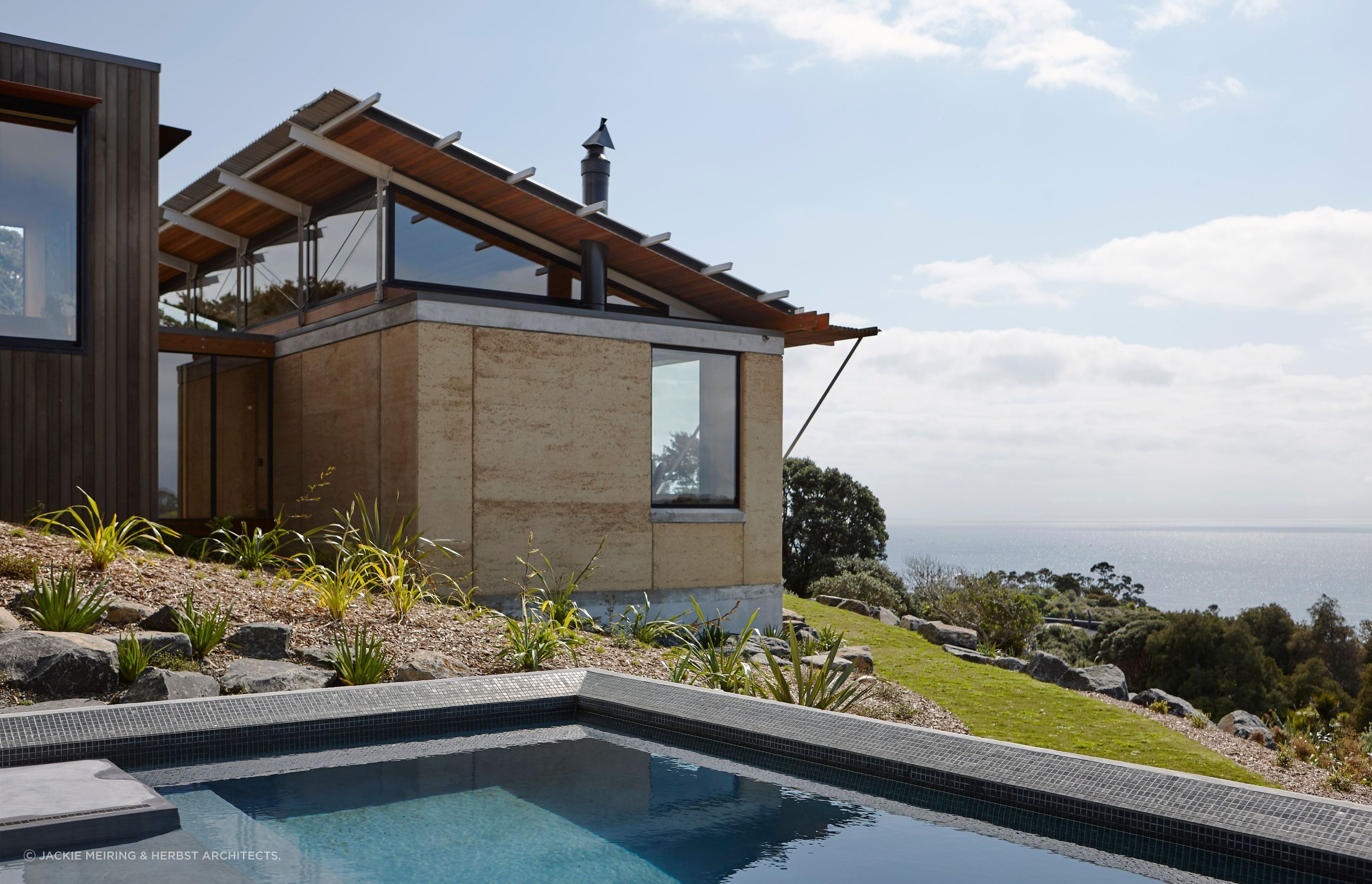 The roof pops up to draw more light into the interior. The teal-blue swimming pool matches the colour of the ocean and looks out to Poor Knights Islands. Photograph by Jackie Meiring.