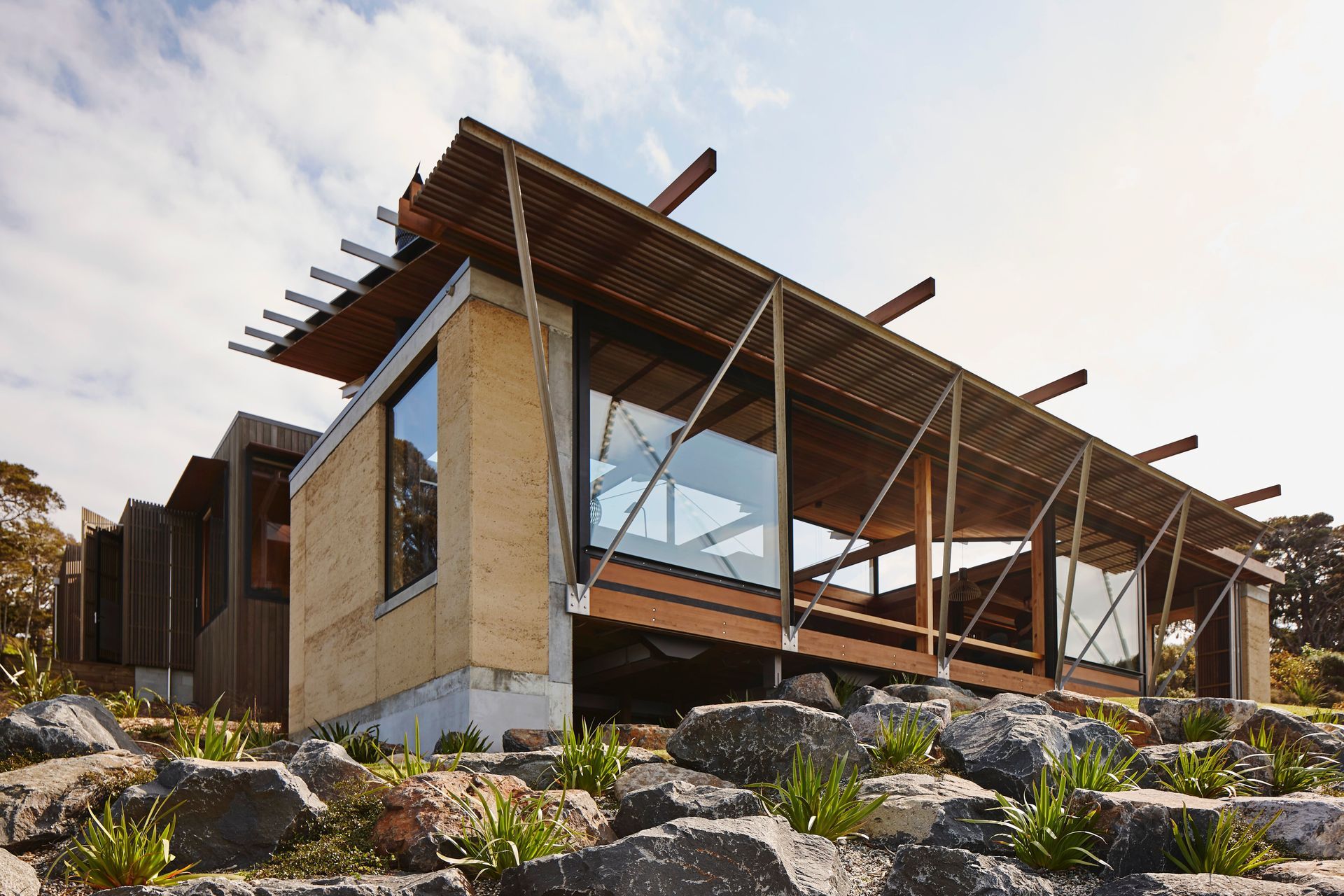 Steel struts create a figurative reference to the nearby Pohutakawa trees. Photograph by Jackie Meiring.