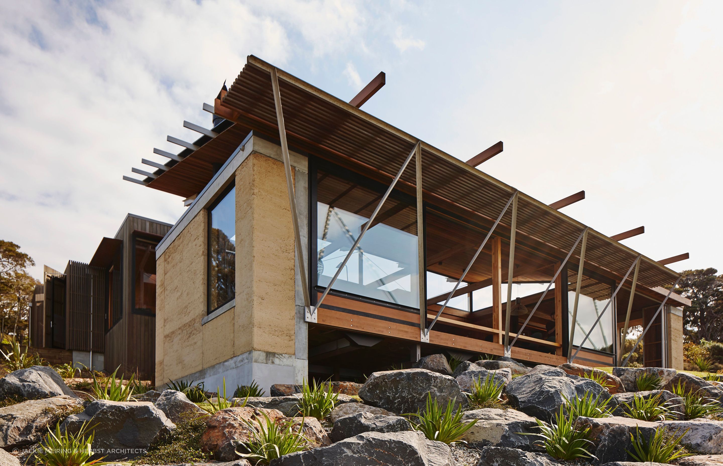 Steel struts create a figurative reference to the nearby Pohutakawa trees. Photograph by Jackie Meiring.