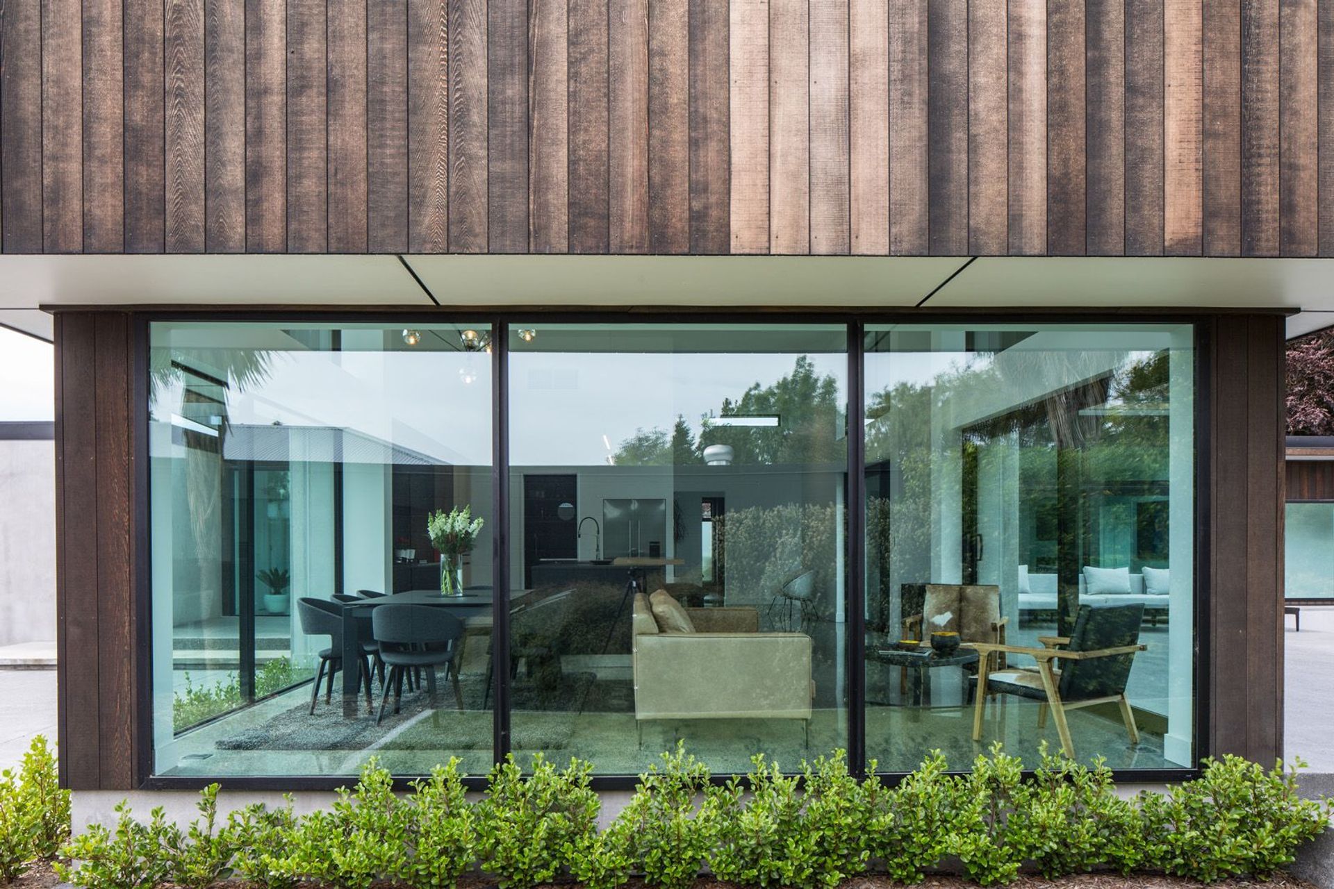 The homeowners wanted to maintain the sense of clean lines and so asked for a design that would require minimal window dressings.