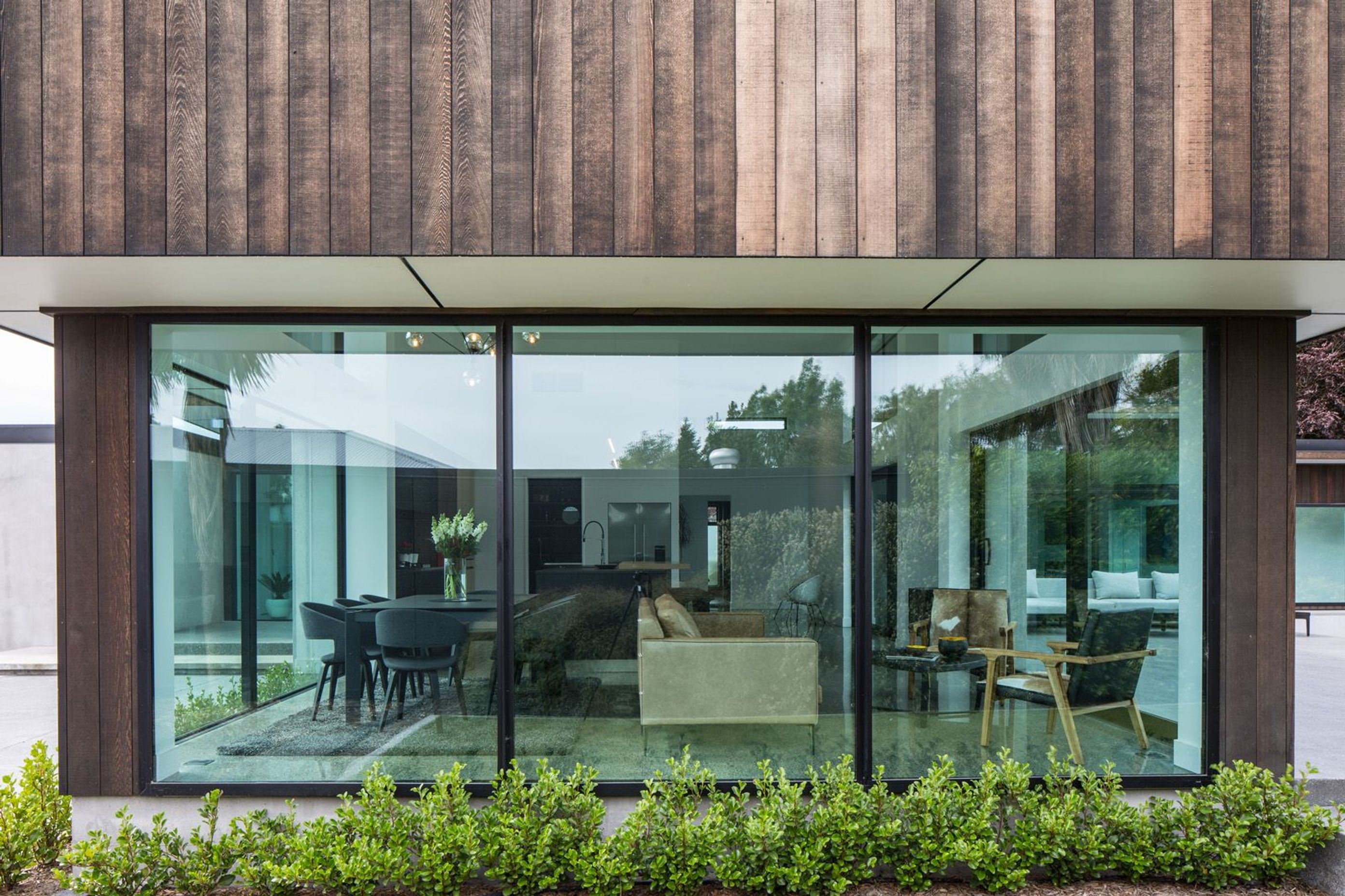 The homeowners wanted to maintain the sense of clean lines and so asked for a design that would require minimal window dressings.
