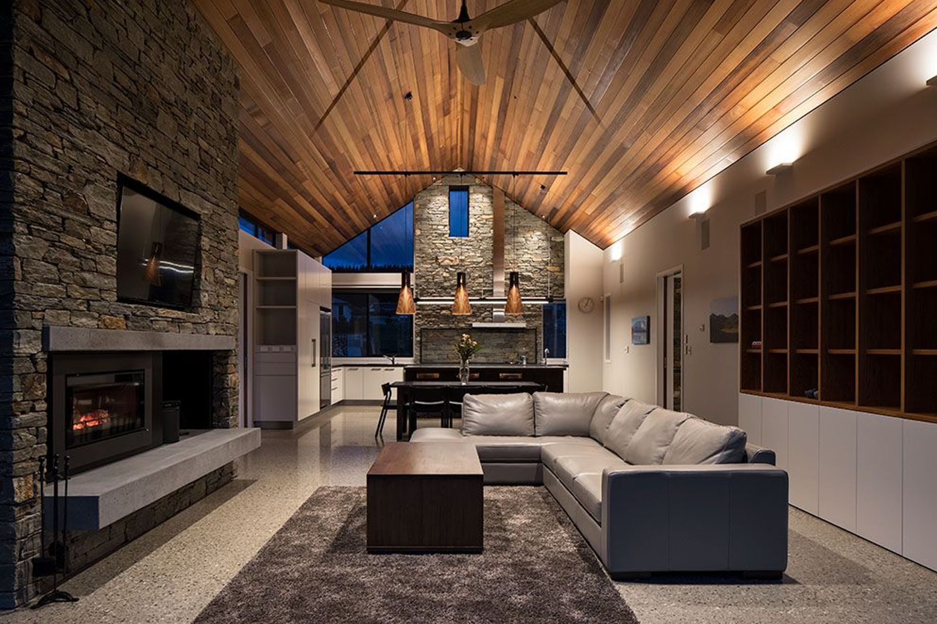 The lofty roof form of the central pavilion accentuates the mountain views and gives a sense of volume to this open-plan living area.