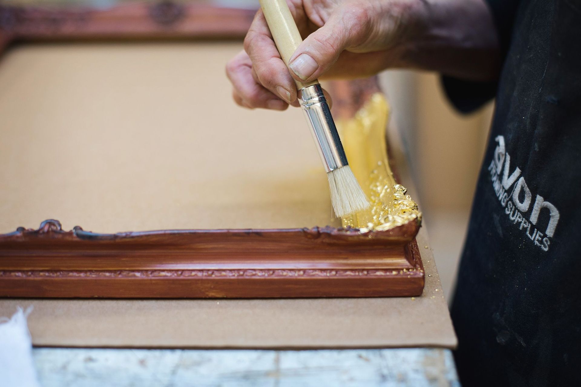 Regilding a frame with gold leaf