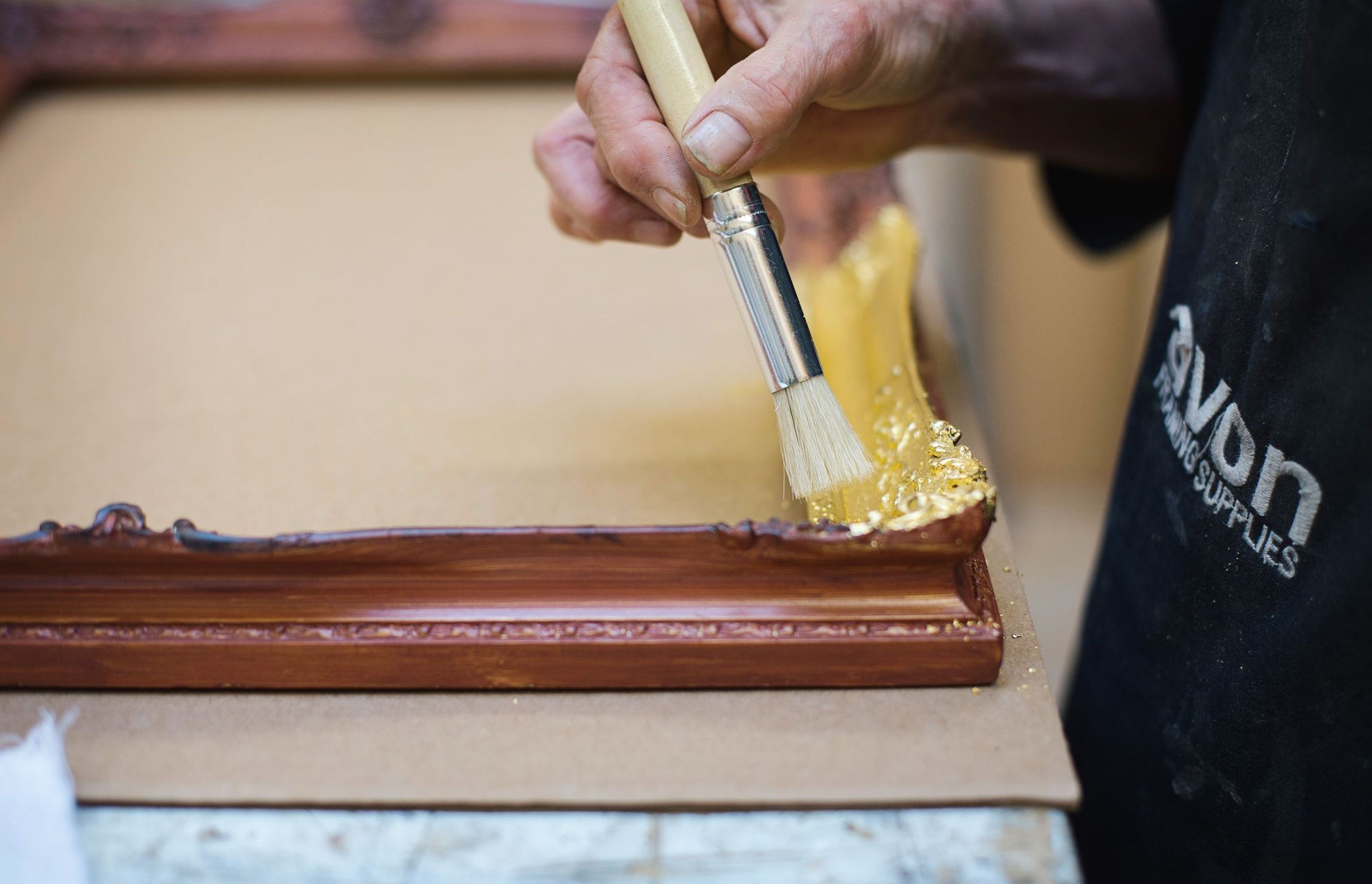 Regilding a frame with gold leaf