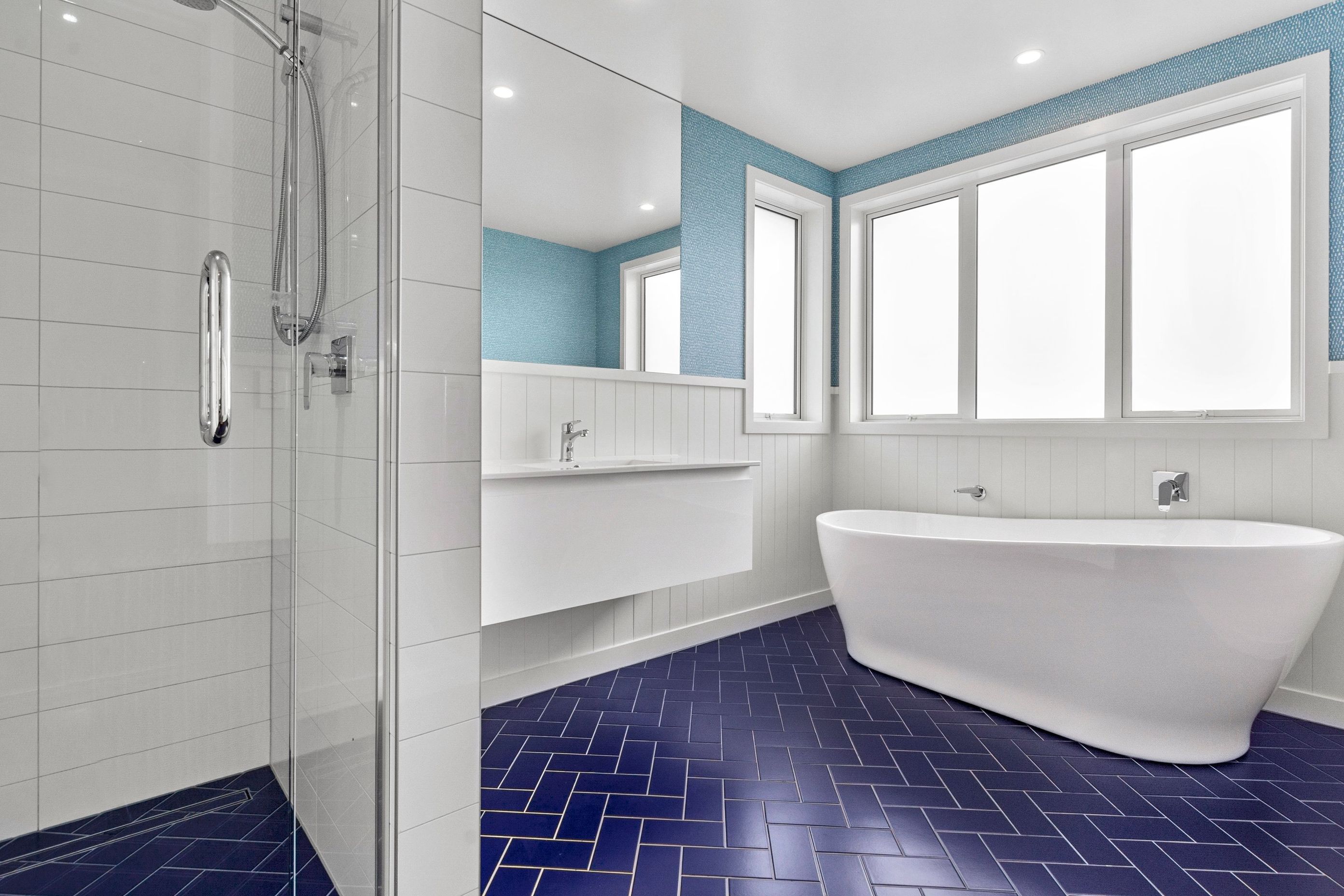 White and blue suits this modern bathroom down to the ground. 