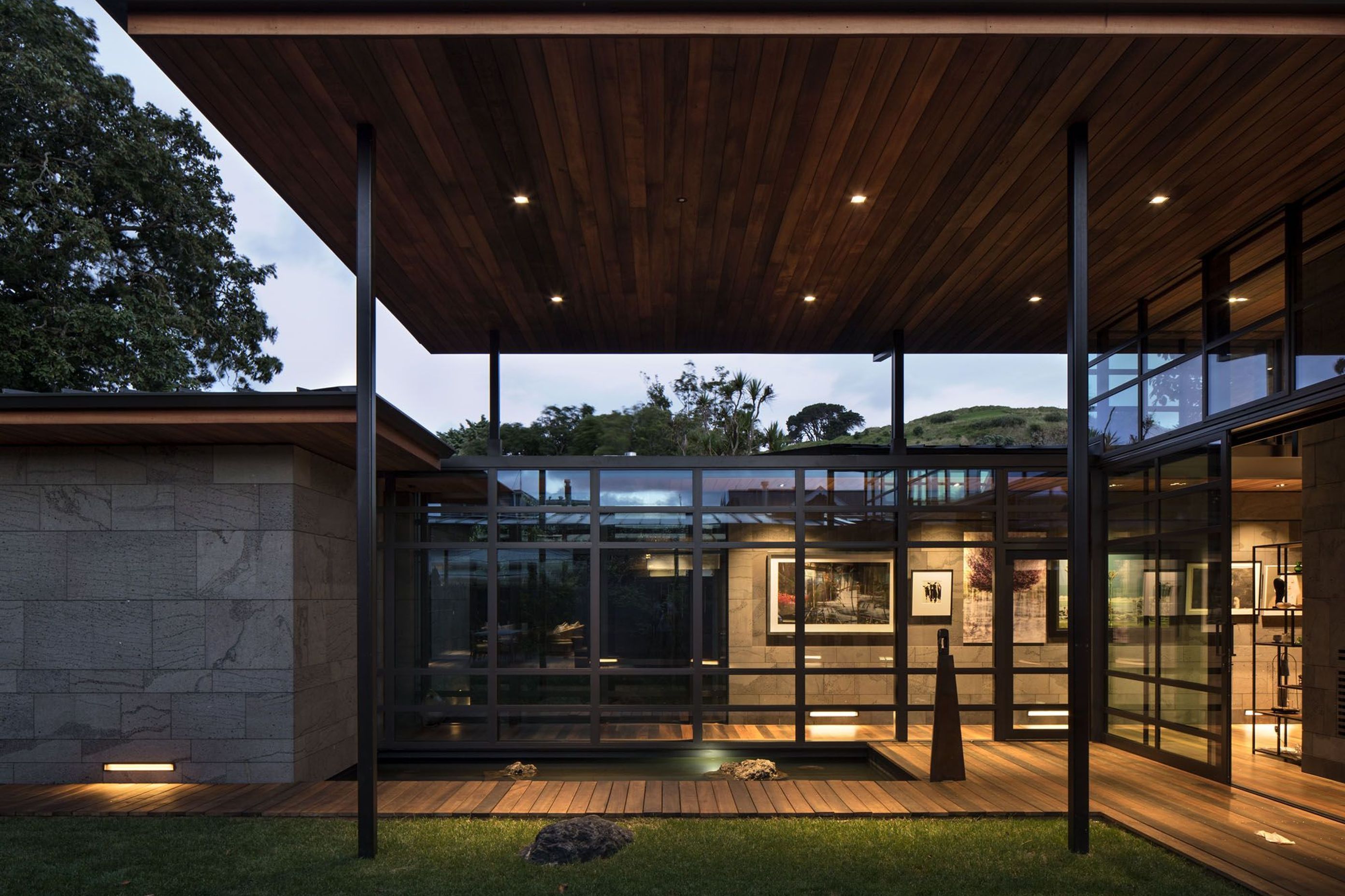 The roof is a protective element that possesses an incredible lightness. Sitting high and free of the structure, it appears to almost float over the glazed windows and doors.
