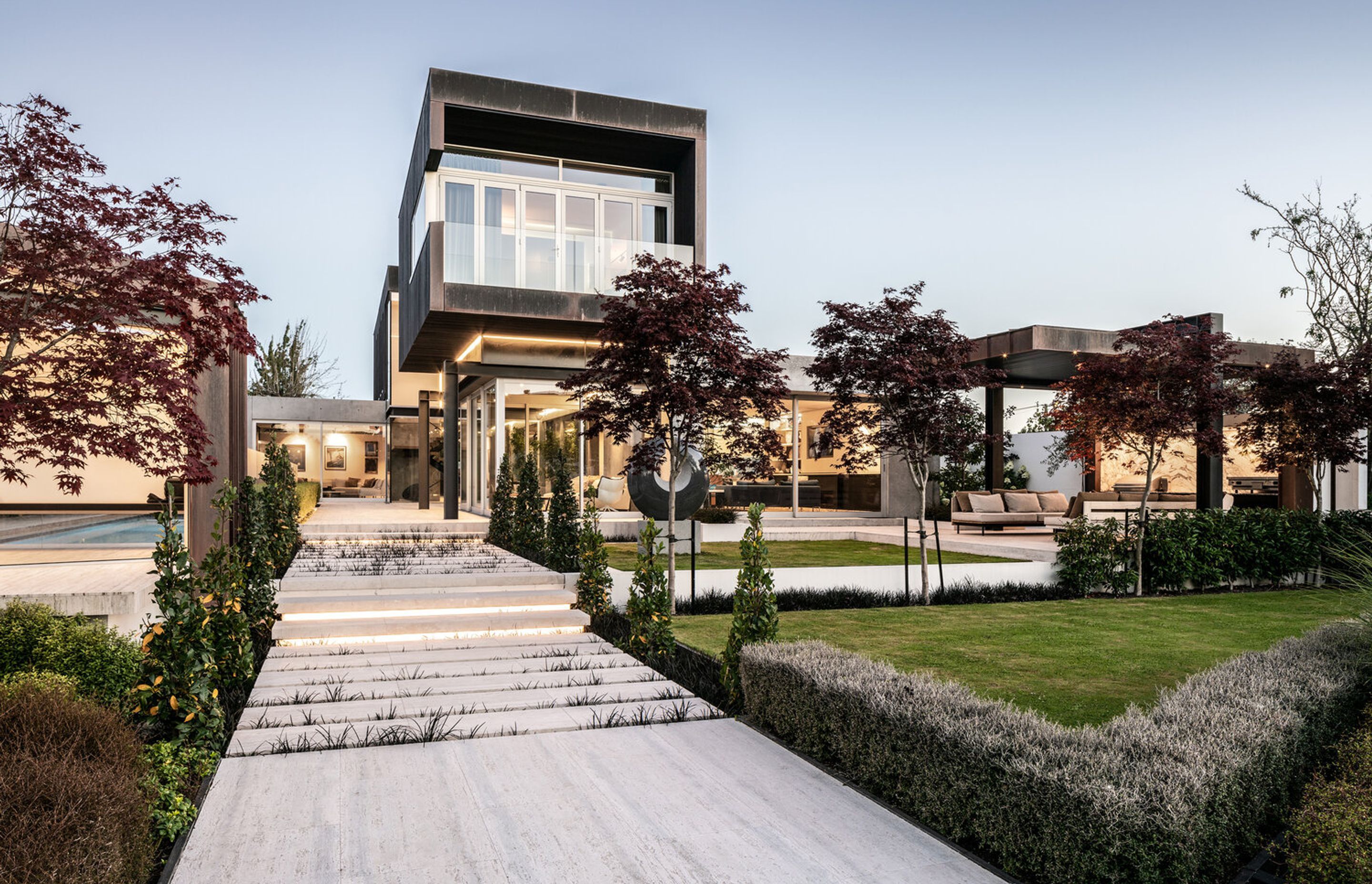 The landscaping cleverly brings water to the edges of the building, seeking to further blend the architecture into the stream’s edge and establish a strong connection to the water.