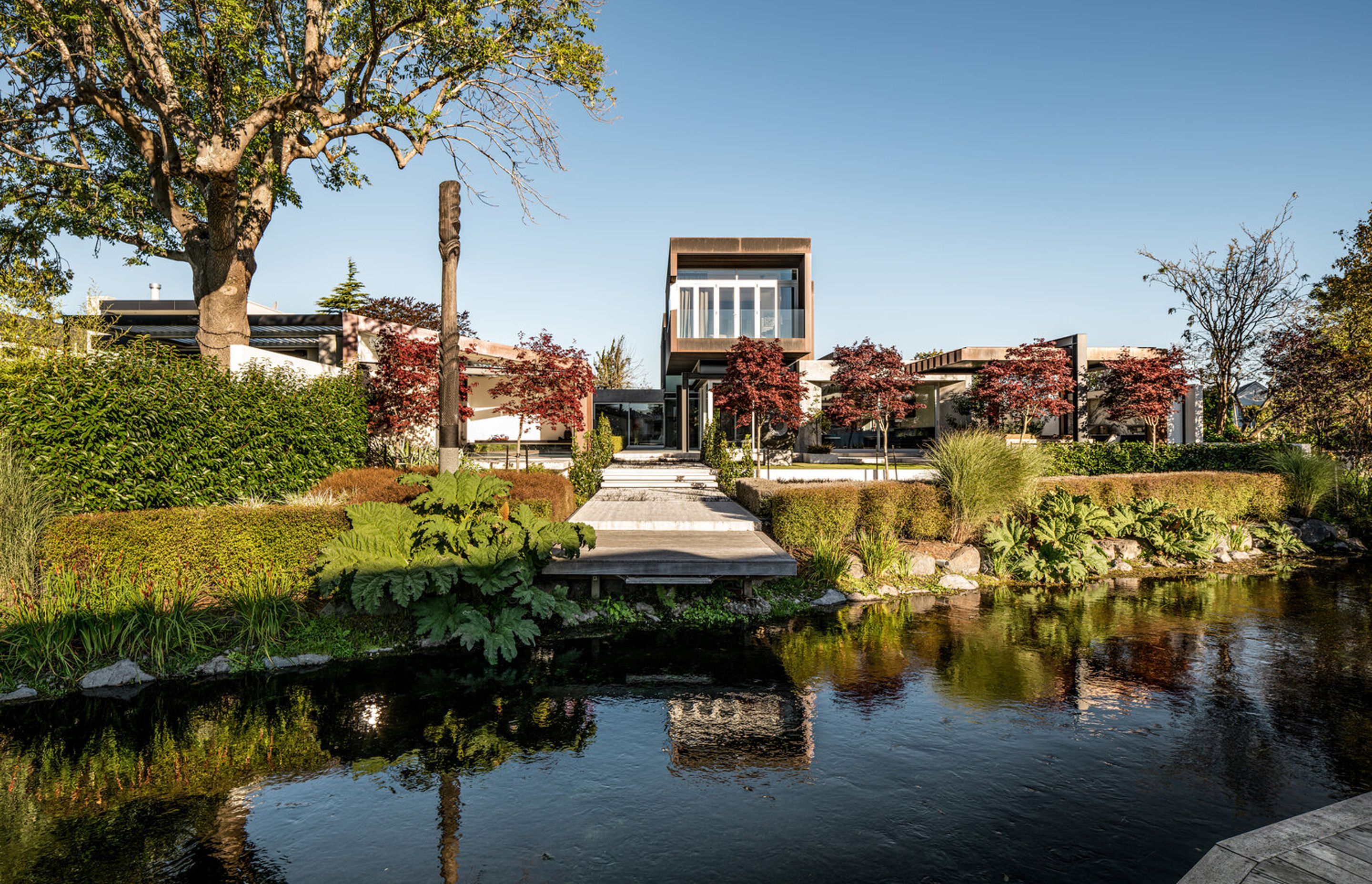 Situated on the banks of the Wairarapa Stream in Christchurch, this house uses architecture and landscaping to maximise the connection between the built environment and the natural environment.