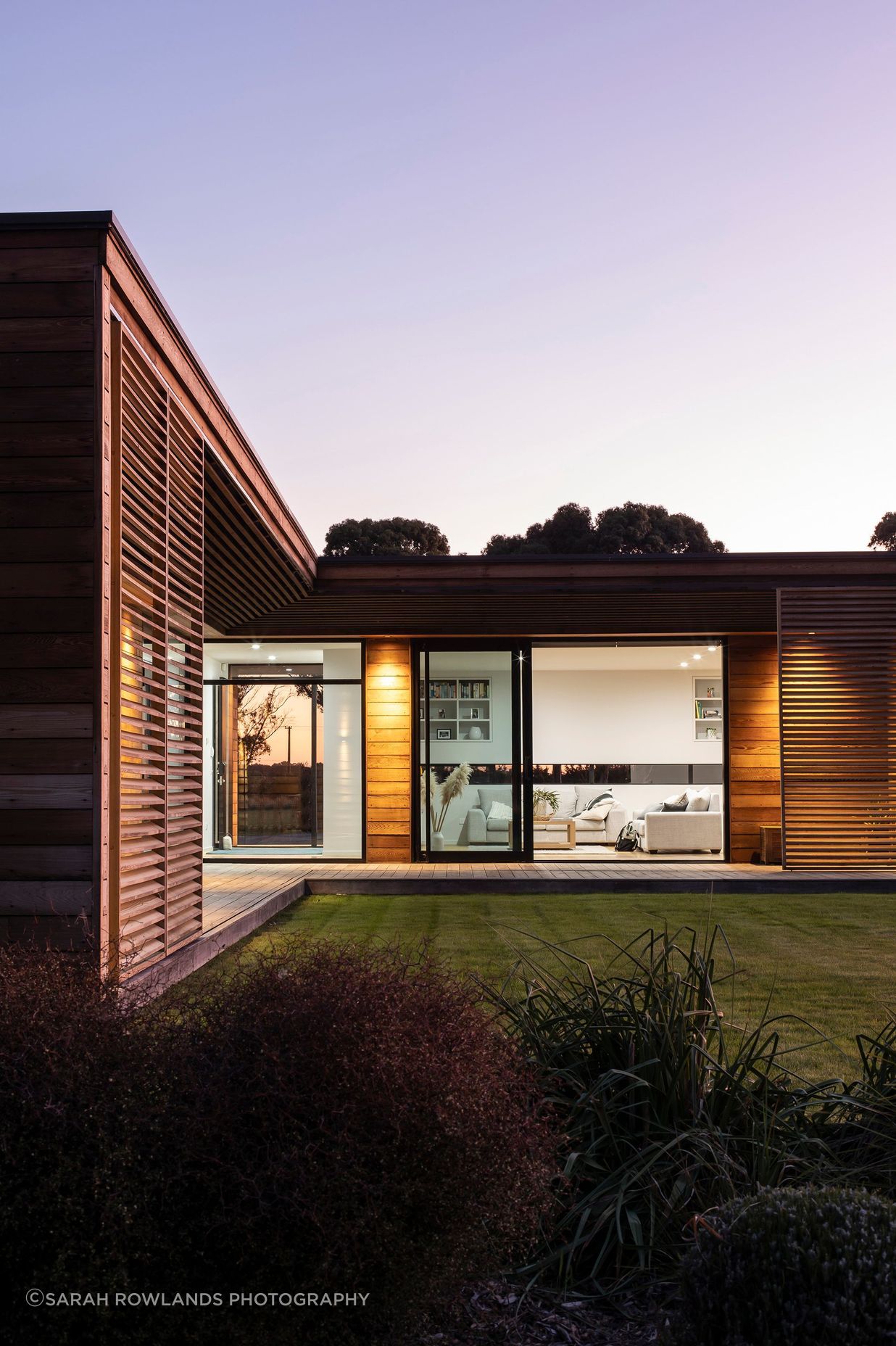The living area seen from the lawn. Oiled cedar cladding adds warmth to the clean composition of the form.