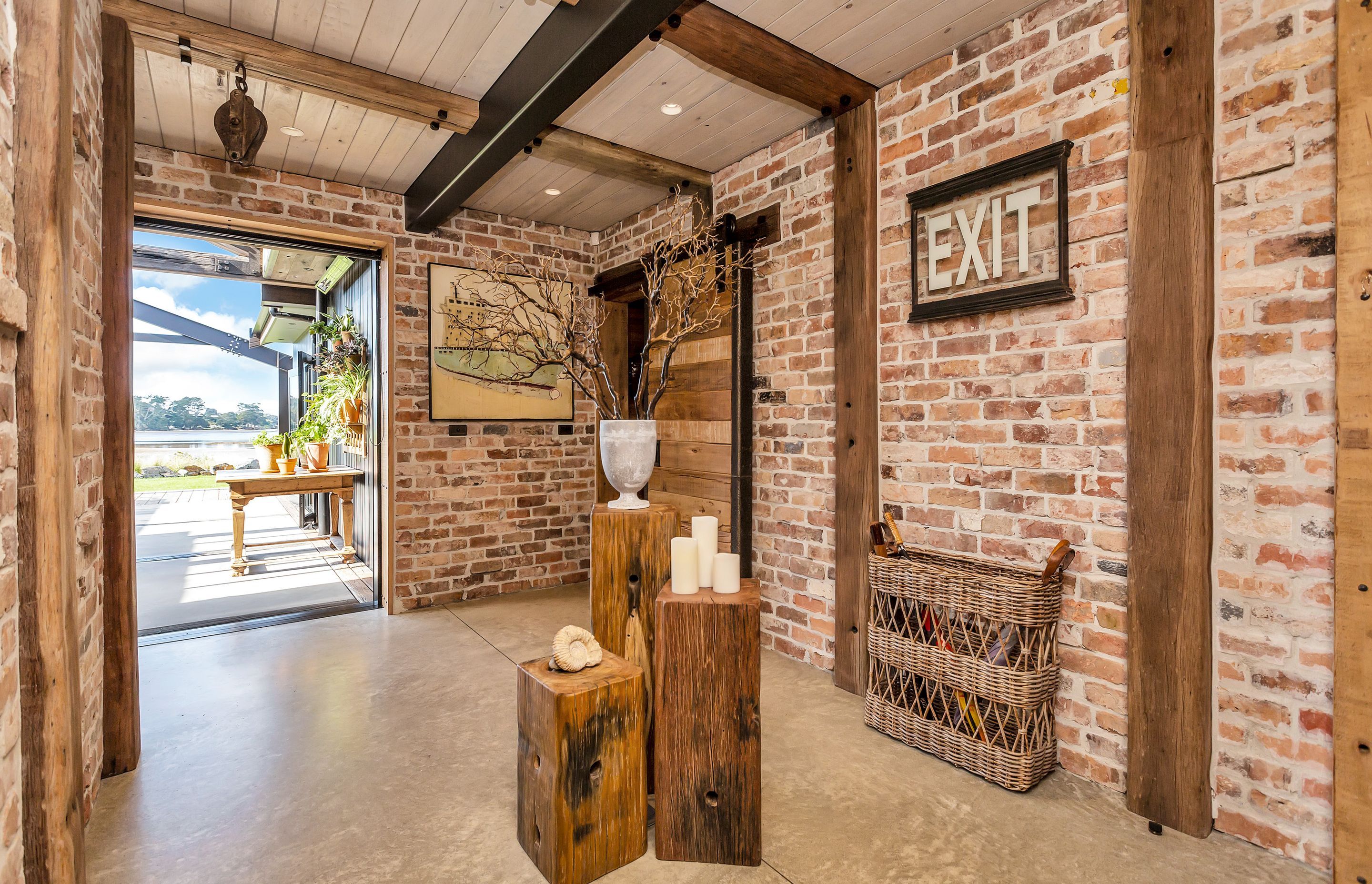 The entranceway also opens up into the central courtyard, providing good ventilation across the house.