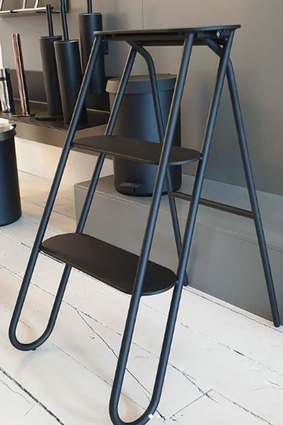 STEP LADDER