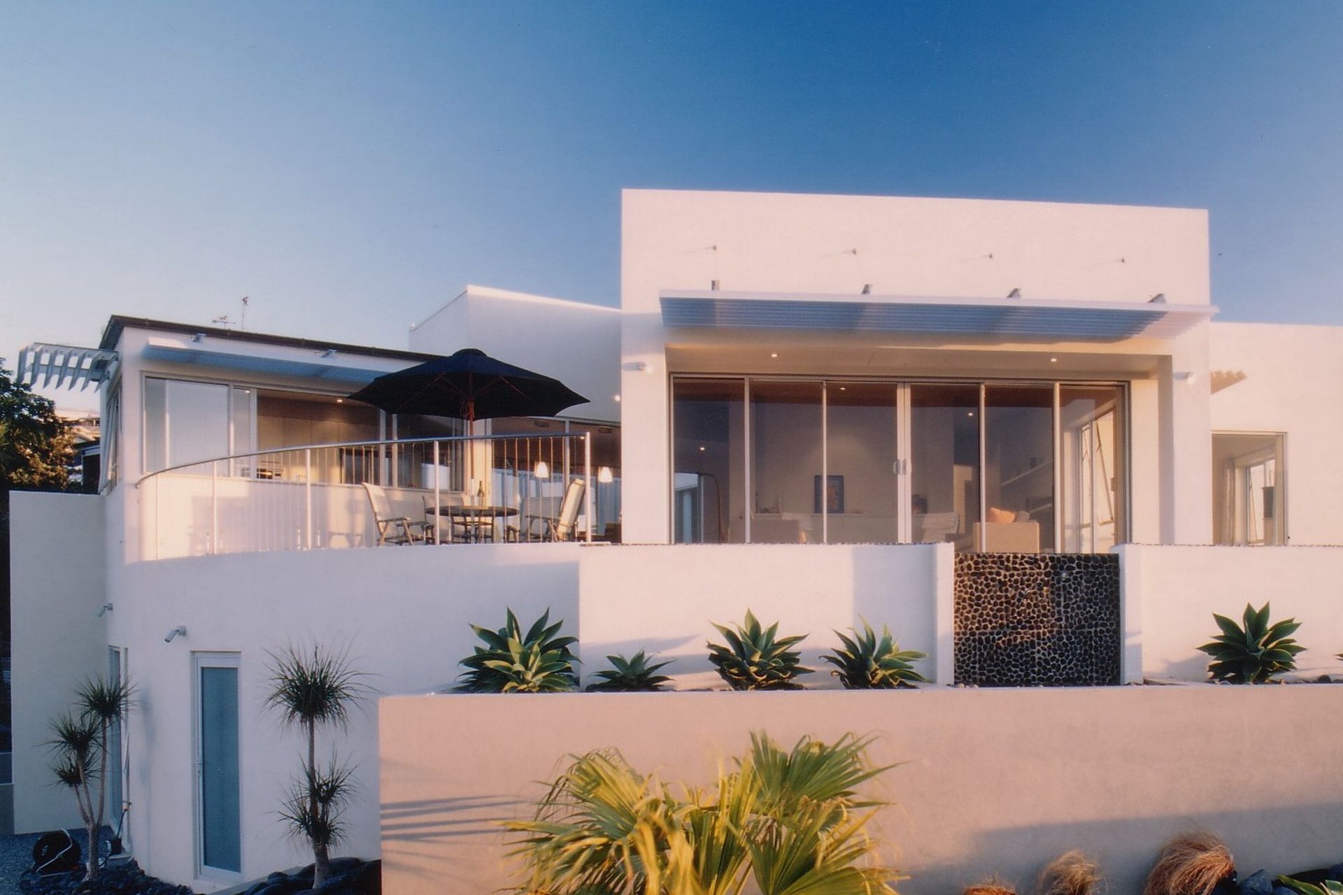 The stepped forms allow visual connection with the water, while maintaining privacy to the adjacent reserve walk-way