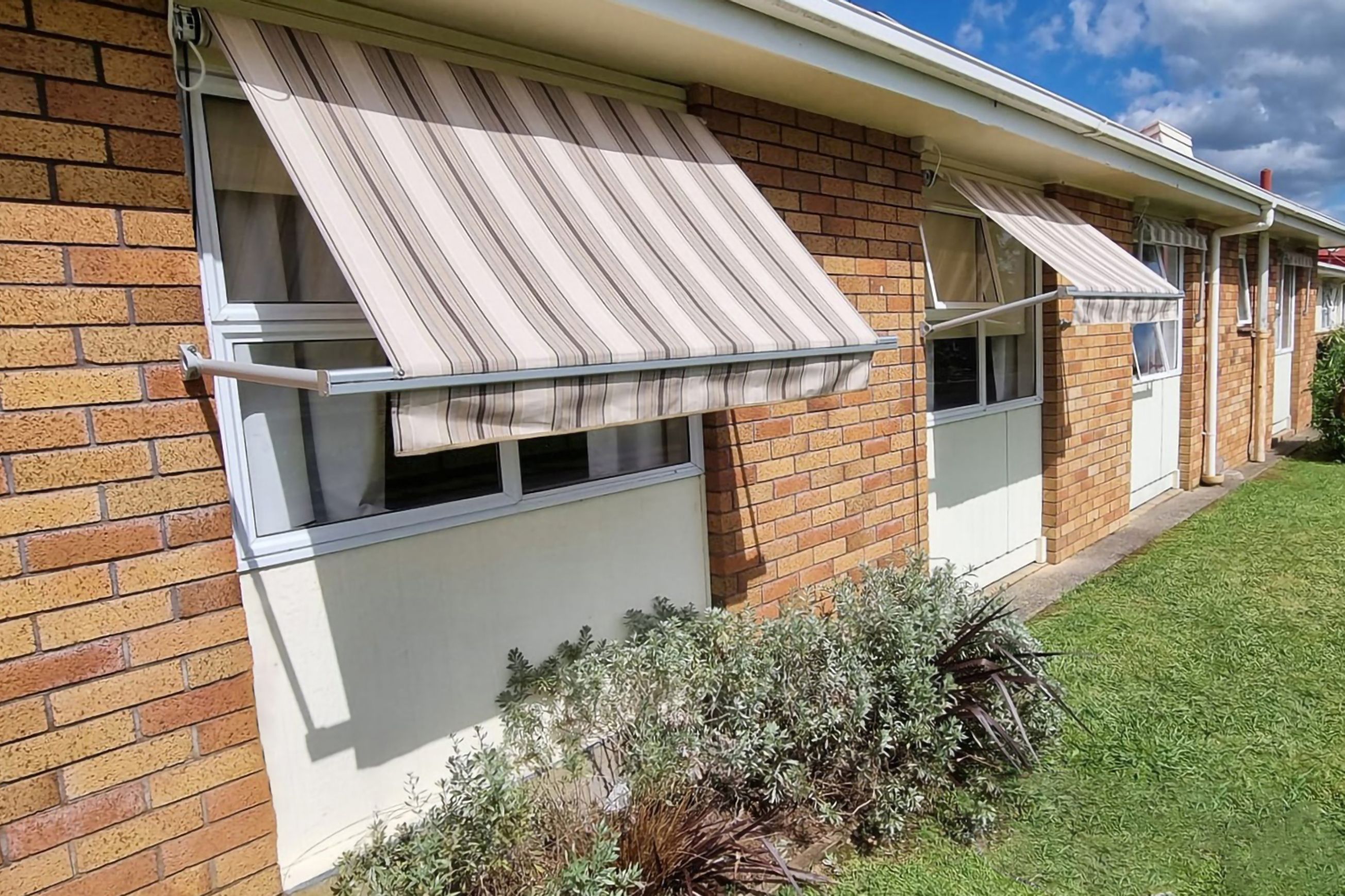 Bannette™ Drop Arm Awning