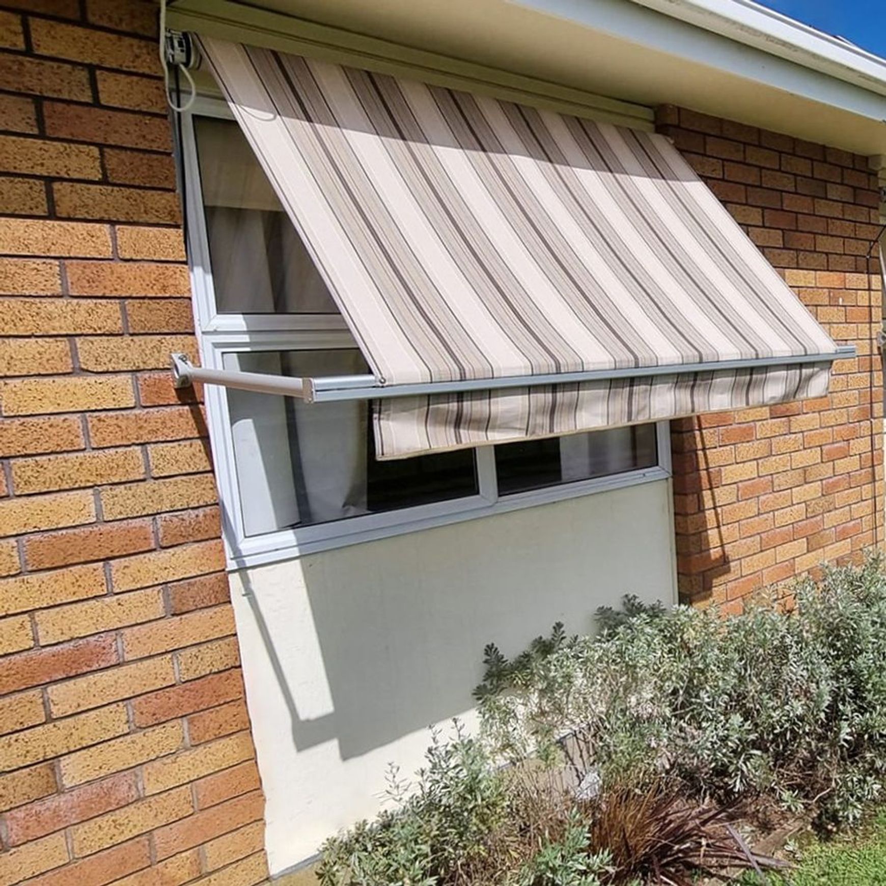 Bannette™ Drop Arm Awning