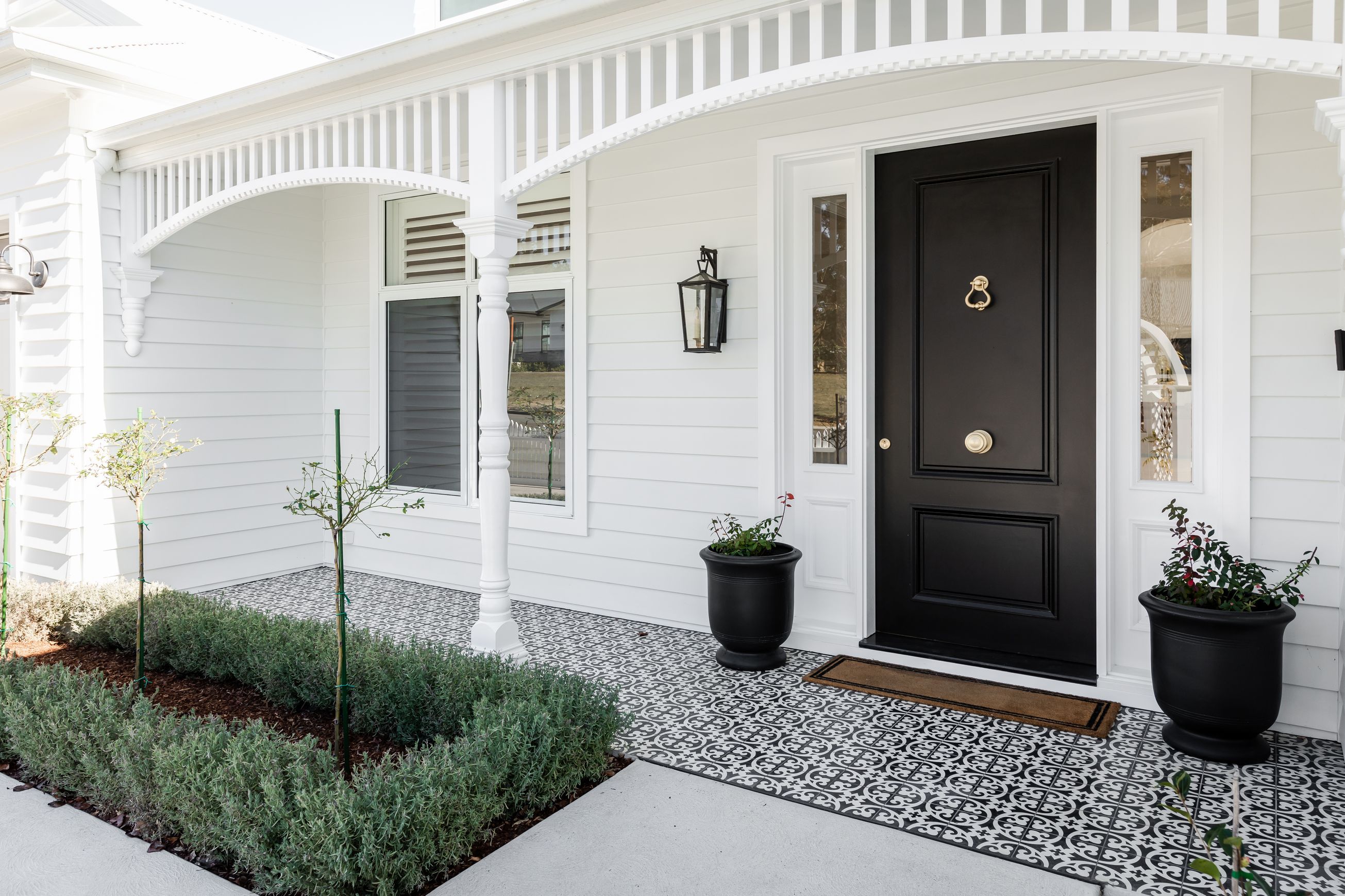 FR04 Arched Exterior Fretwork with Dentil Moulding