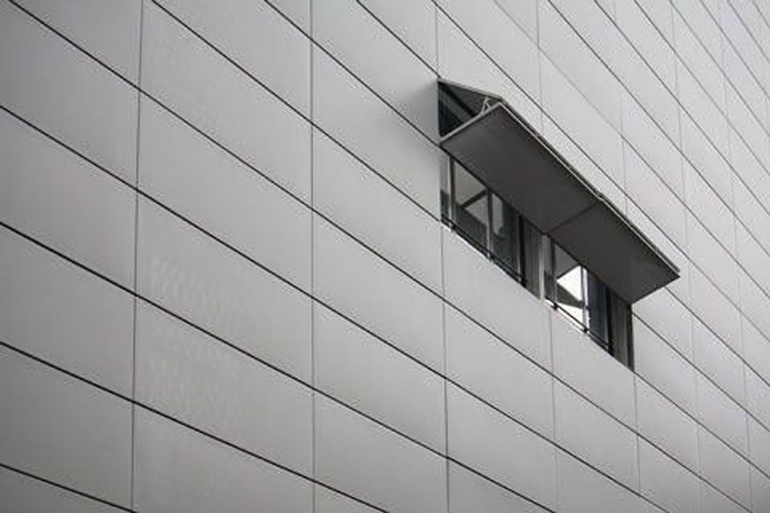 Motorised Horizontal Bi-Fold Screens | BeluTec