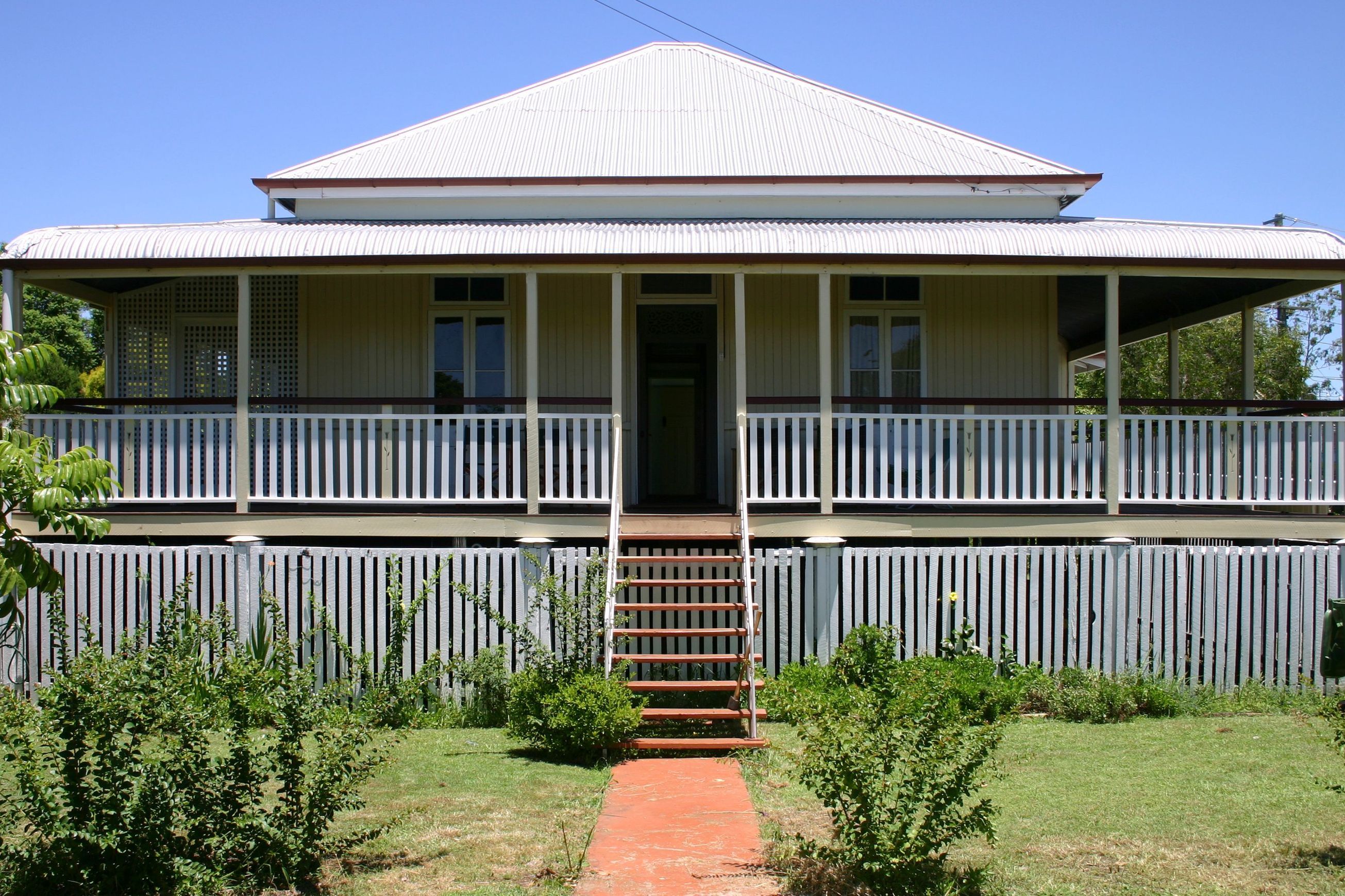 BS465ASS Slat & Motif Assembled Level Balustrade