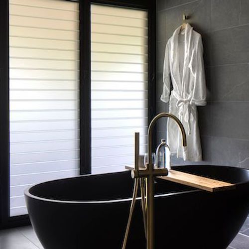 B003 Large Black Hugi Bath 1780mm