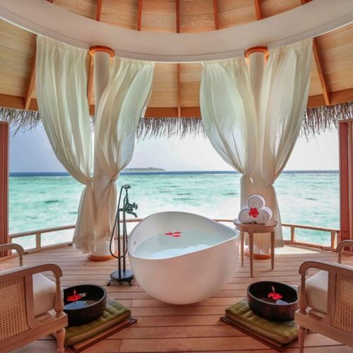 Onda Bathtub by Pietra Bianca