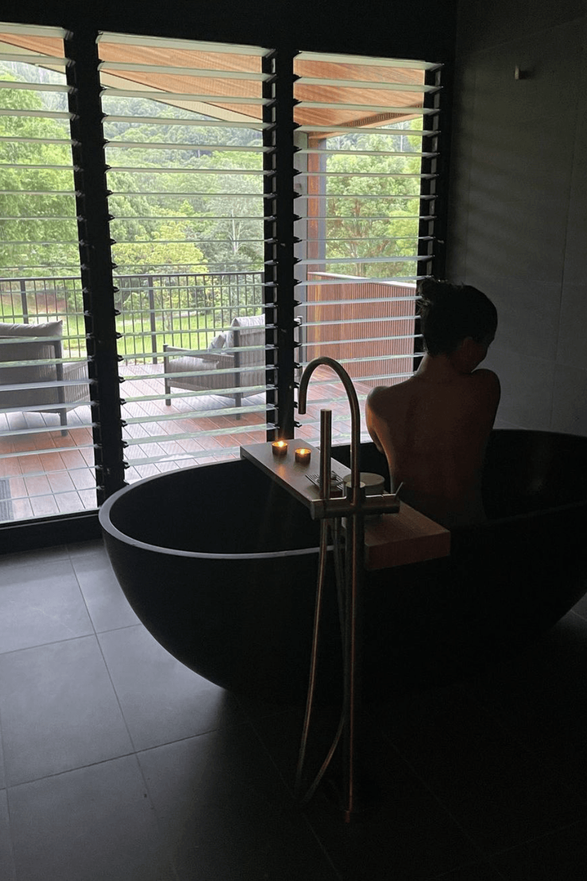 B003 Large Black Hugi Bath 1780mm