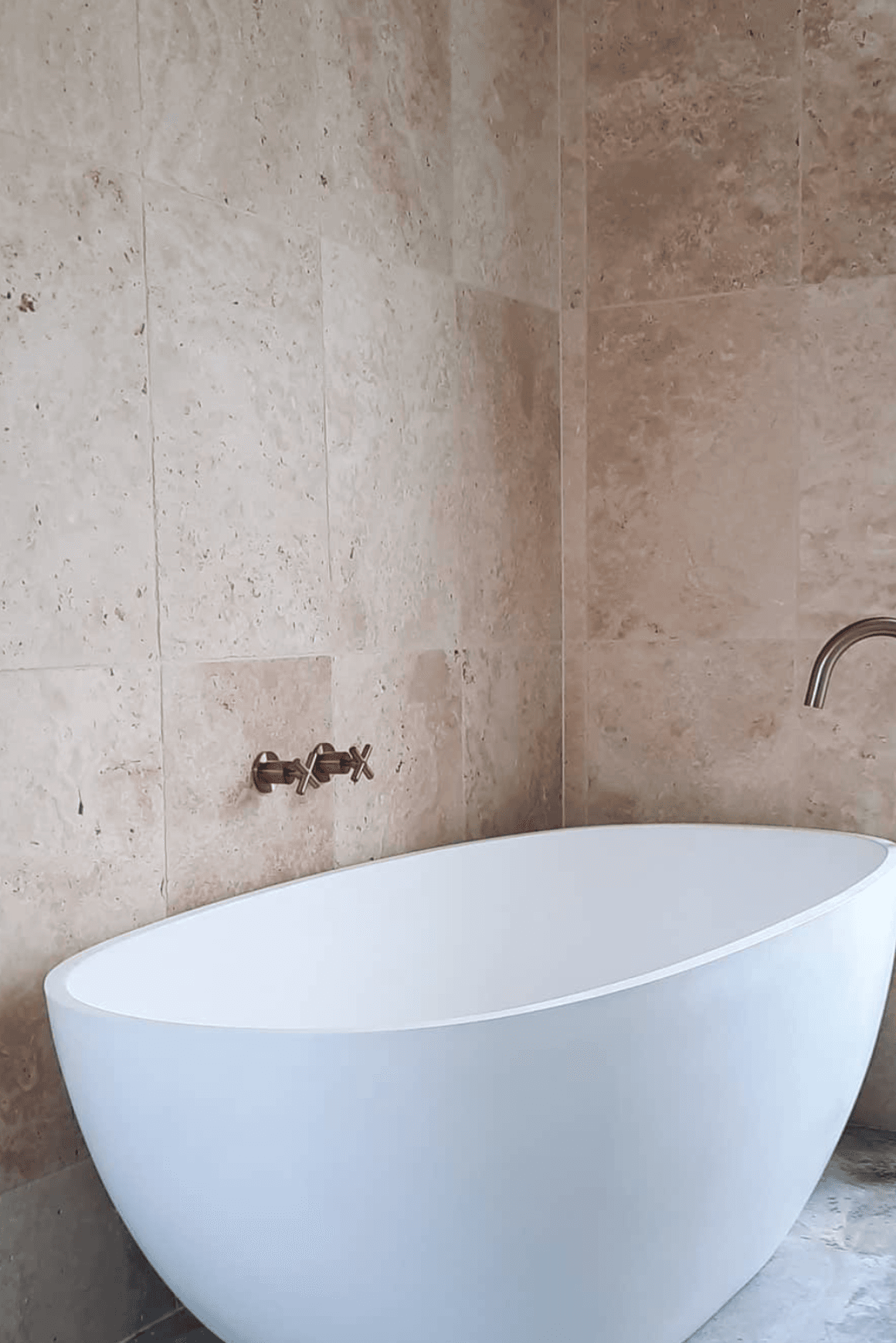 B008 Oval Shaped Hugi Bath 1640MM