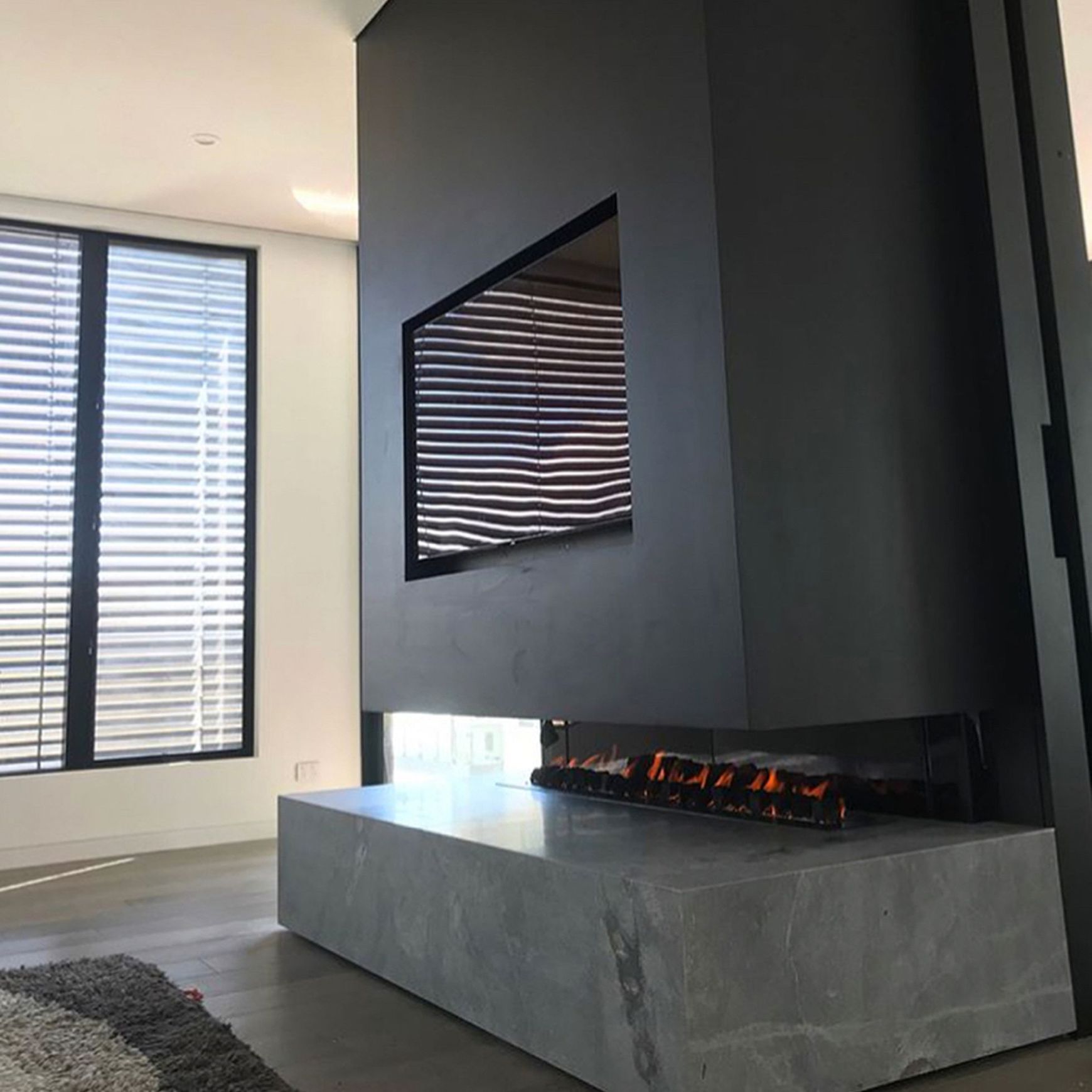 Horizon Cantilever Gas Fireplace