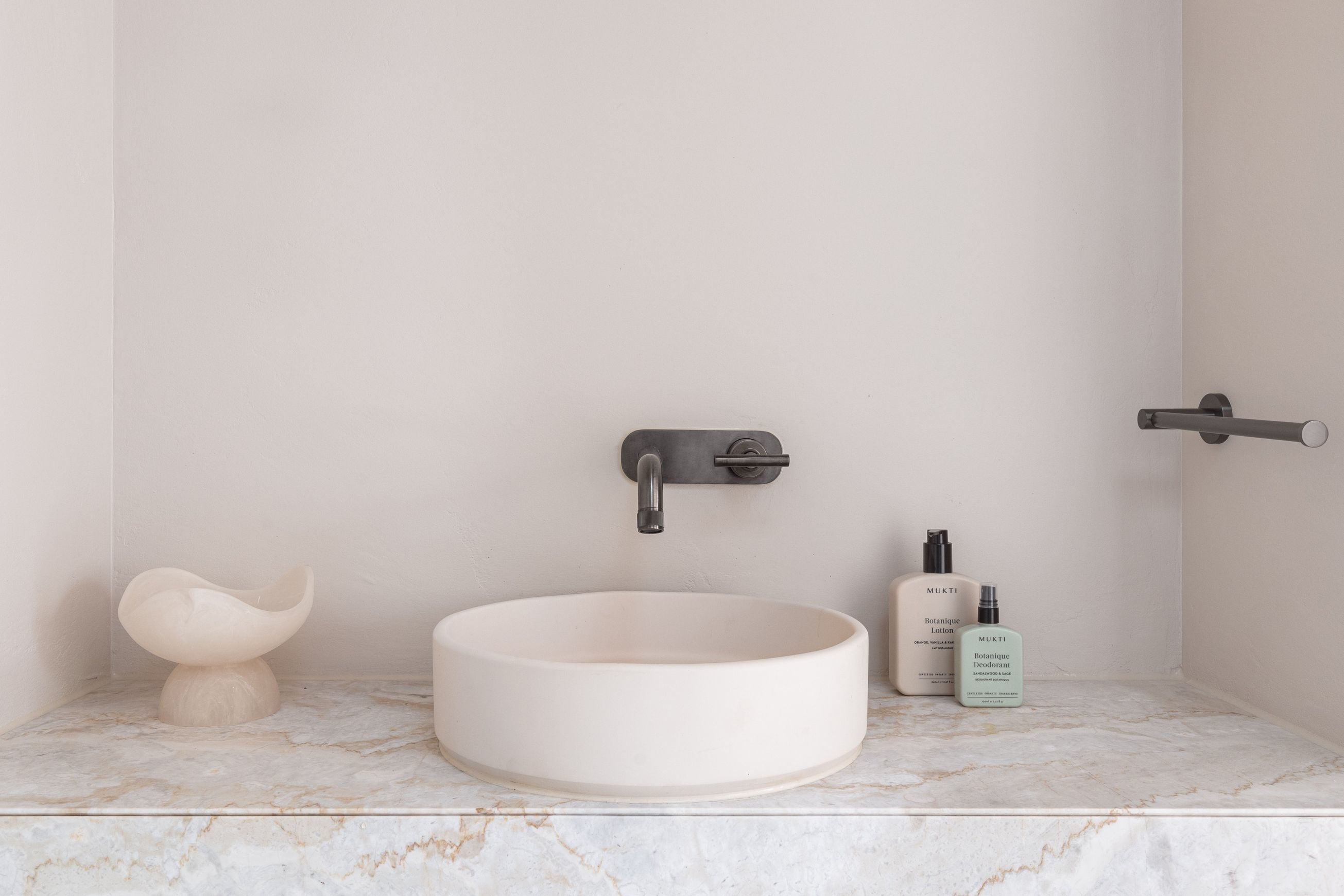 Elysian Hand Towel Holder - Brushed Gunmetal