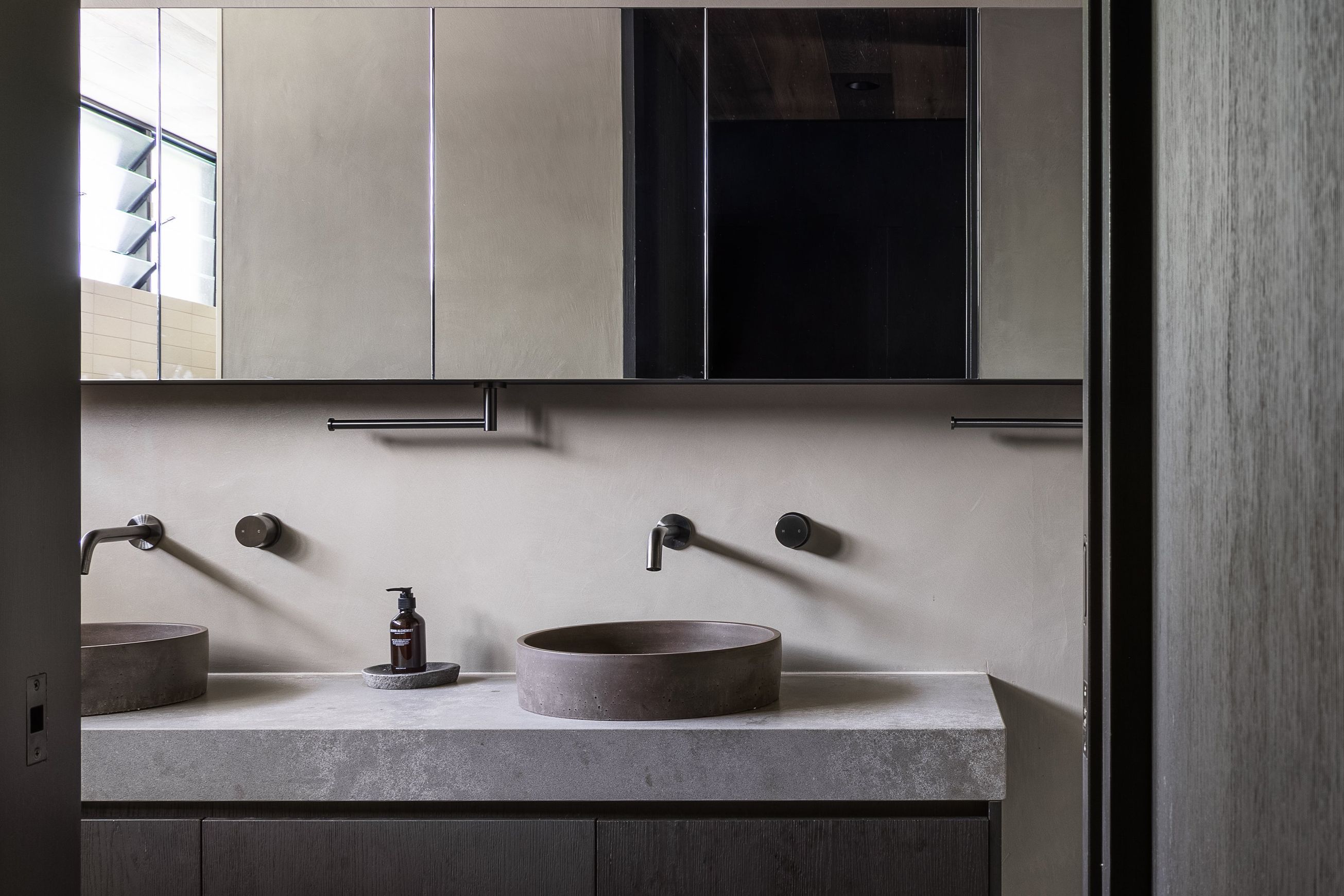 Elysian Hand Towel Holder - Brushed Gunmetal