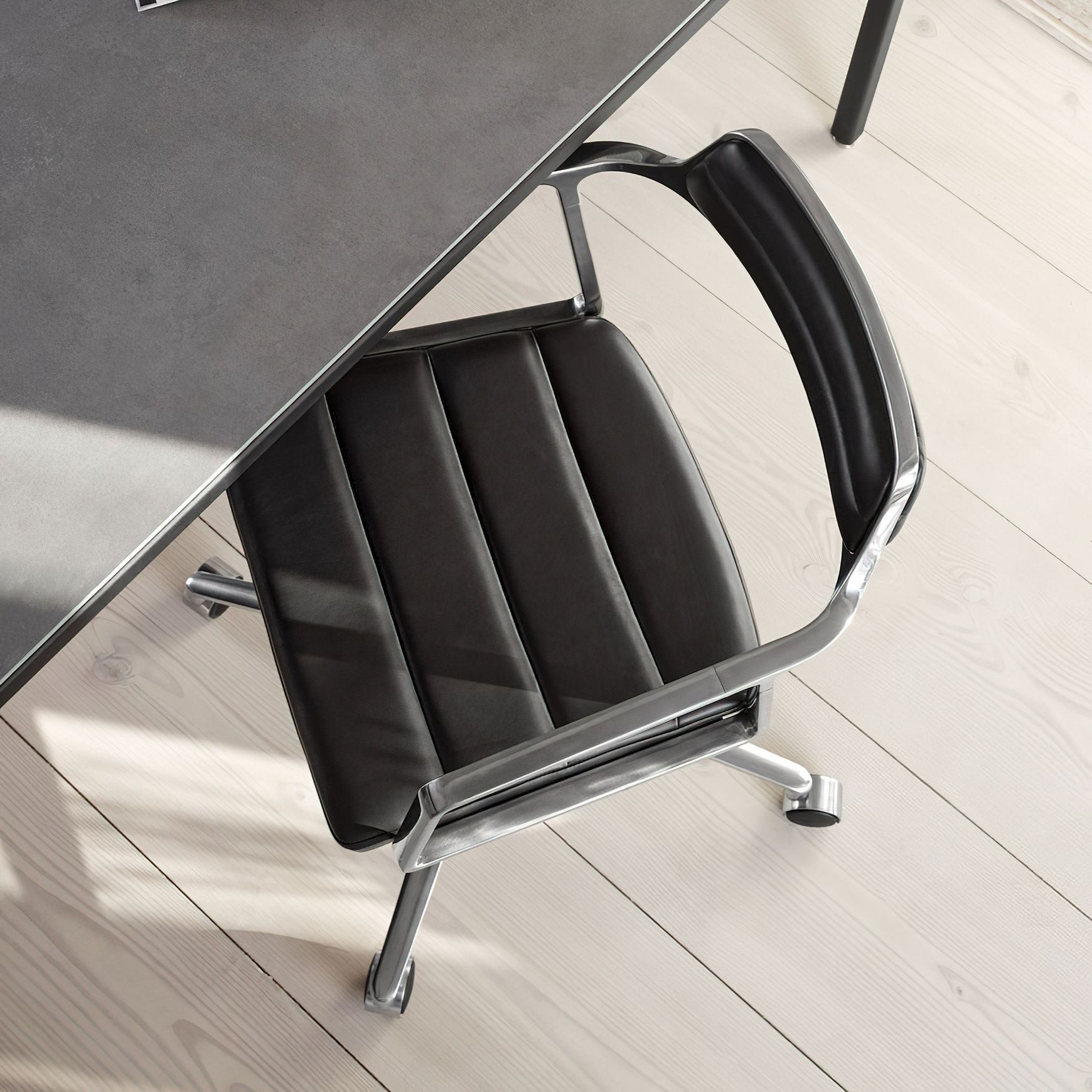 Vipp 452 Swivel Chair