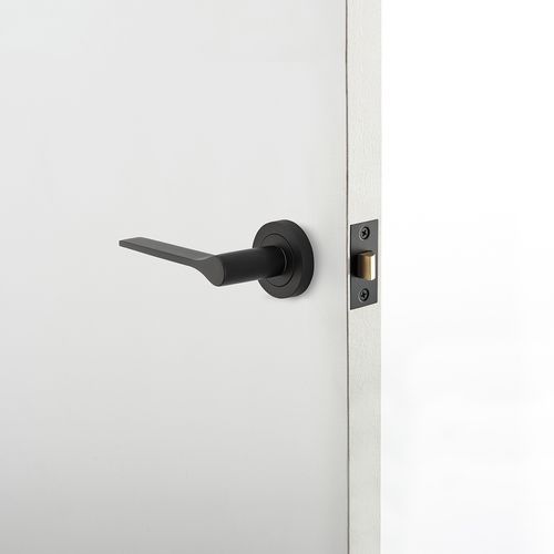 Iver Como Door Lever Handle on Round Rose Passage