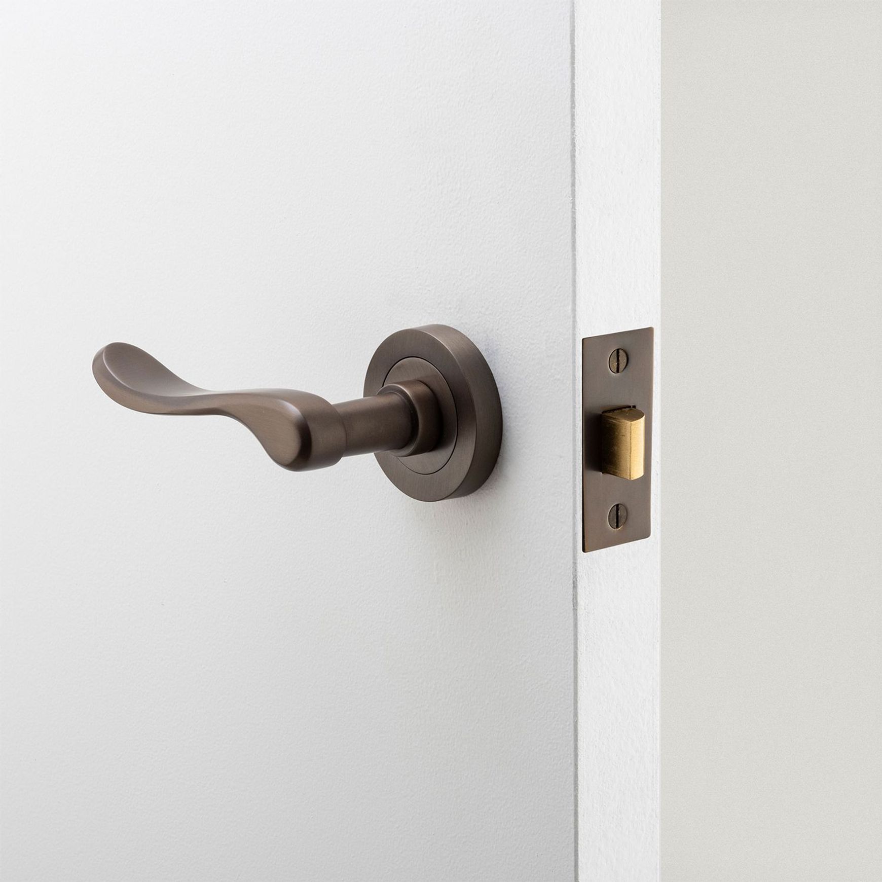 Iver Stirling Door Lever Handle on Round Rose