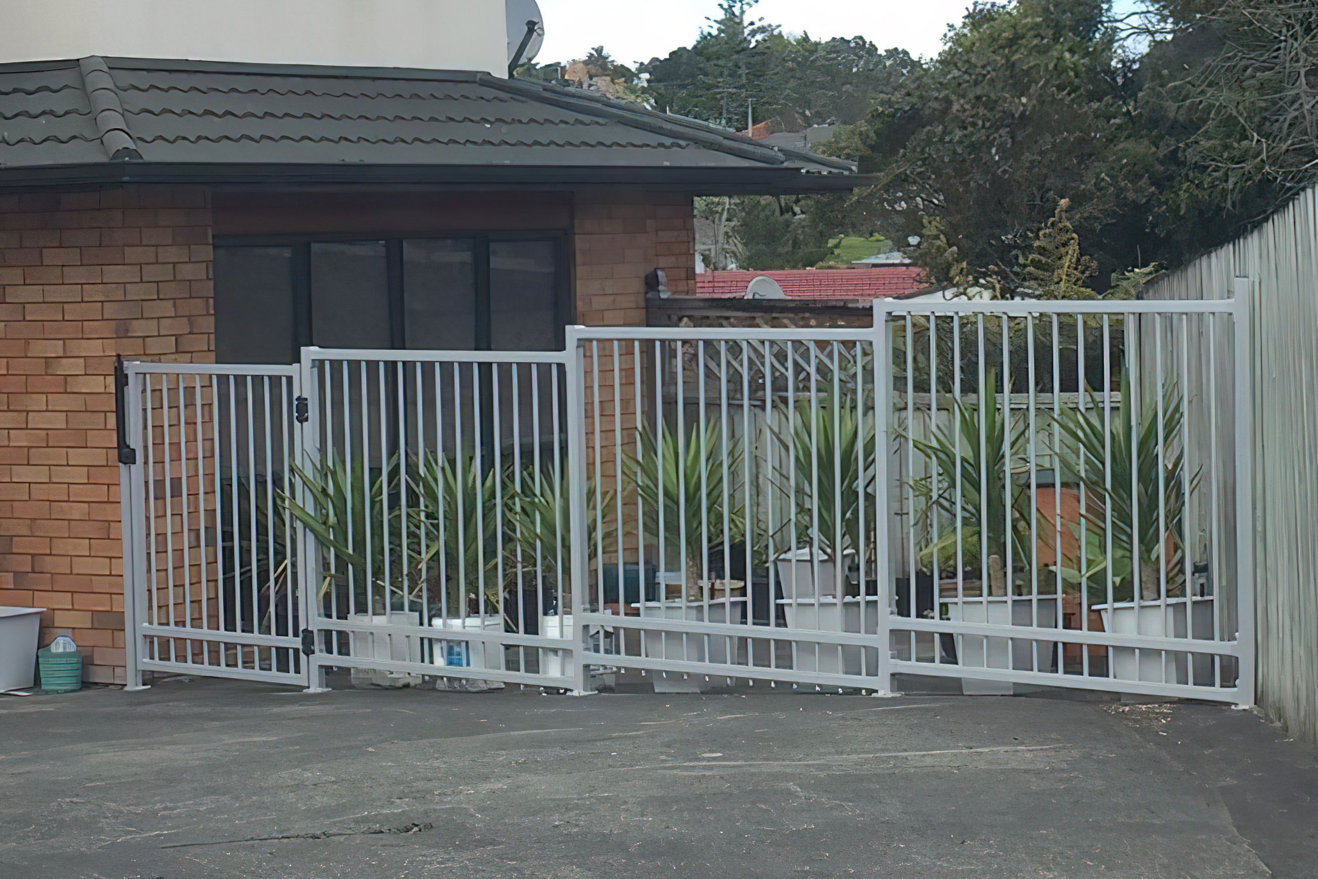 Lincoln - Tubular Garden & Residential Fence