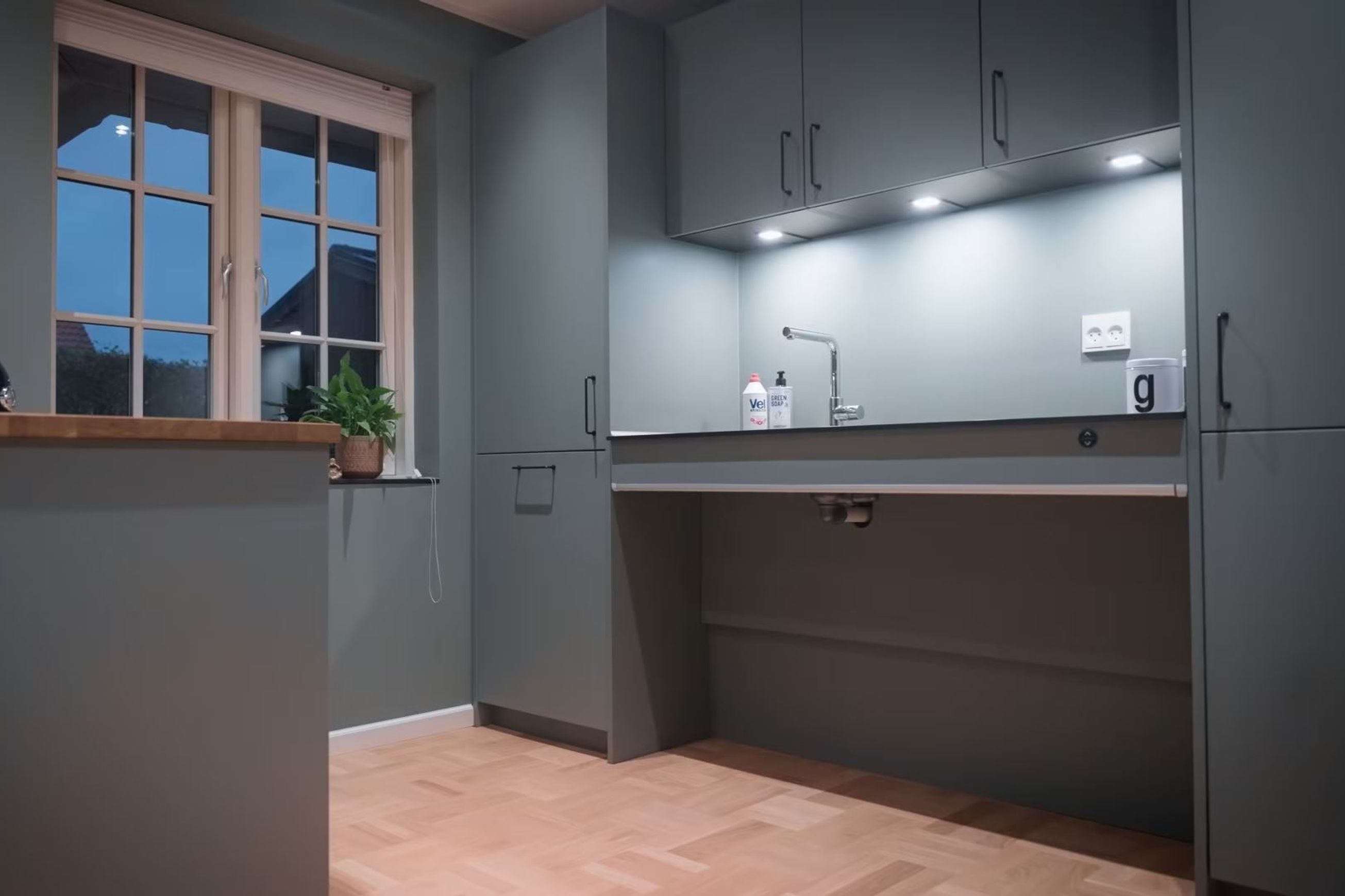 Electrical and Manual Height Adjusted Benchtop
