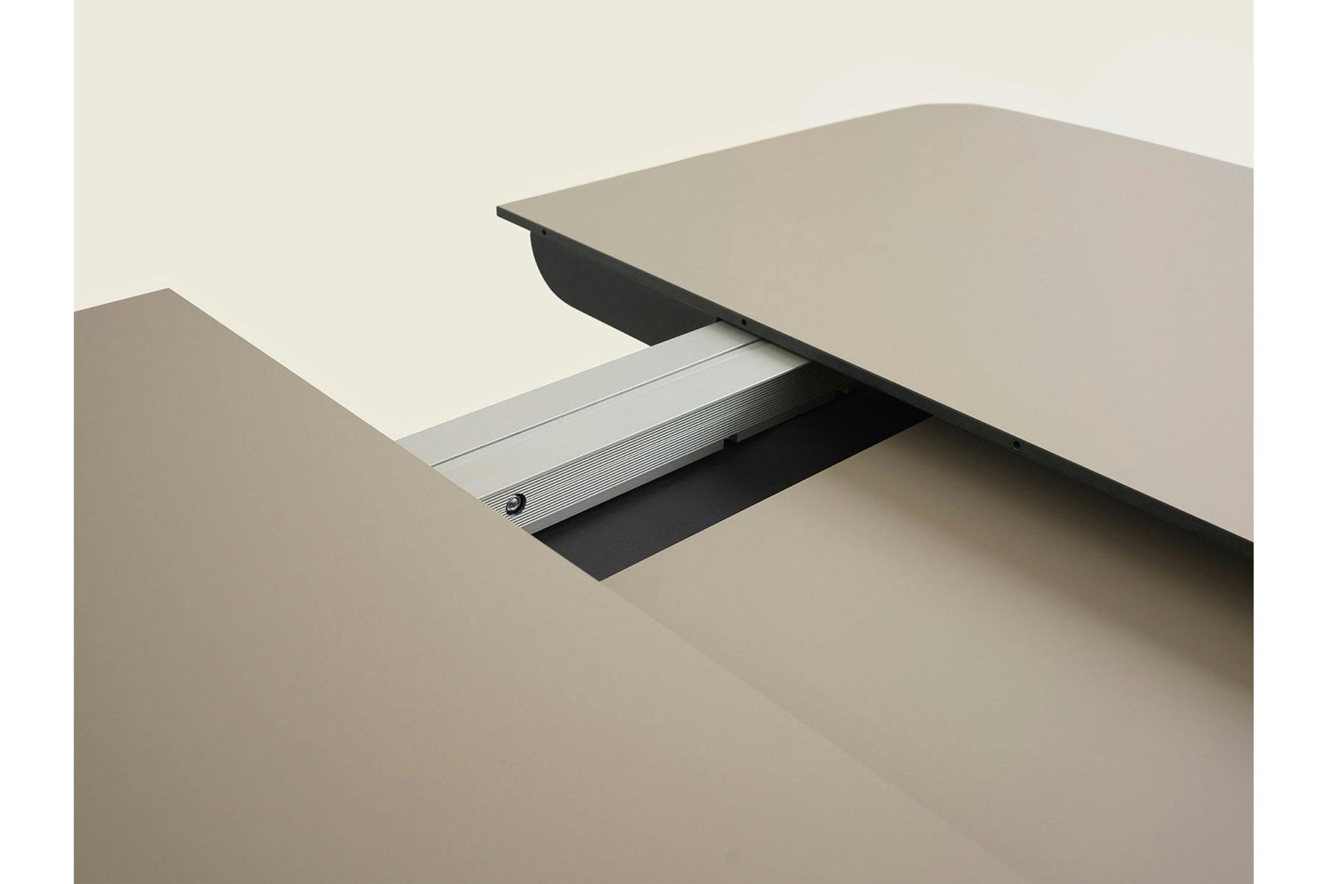 Pala Dining Table