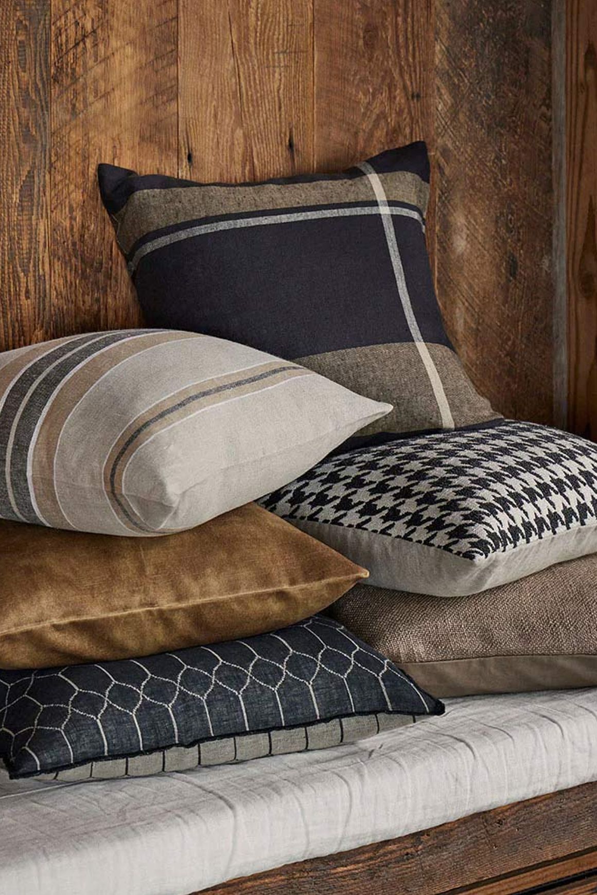 Weave Home Giovanni Cushion - Midnight | Bouclé Houndstooth