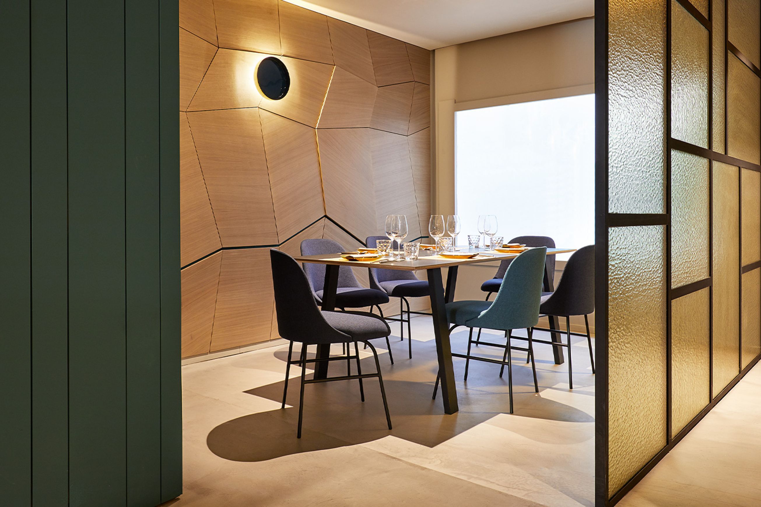 Aleta Chair - Four Metal Legs