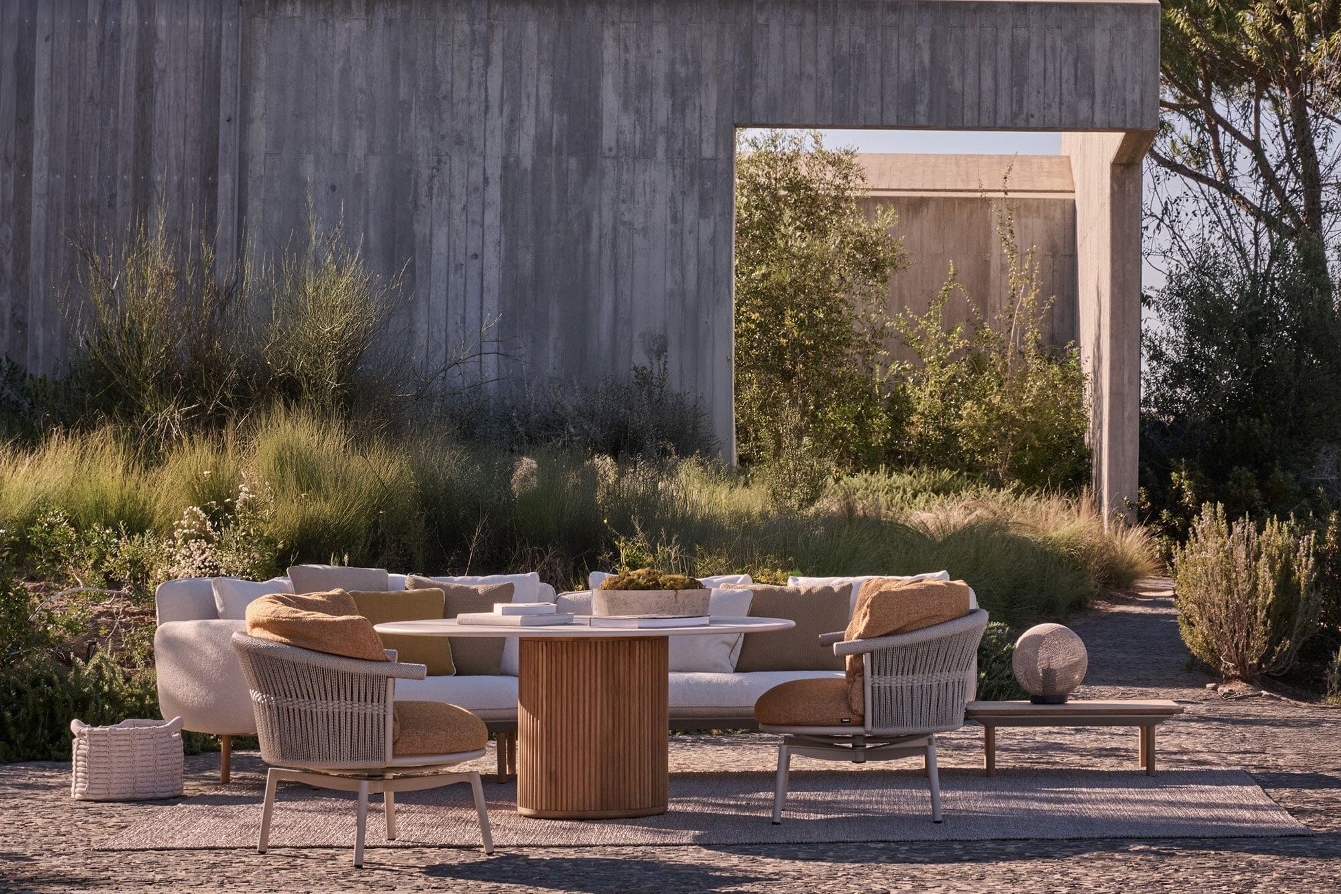 CESTA Swivel Lounge Chair