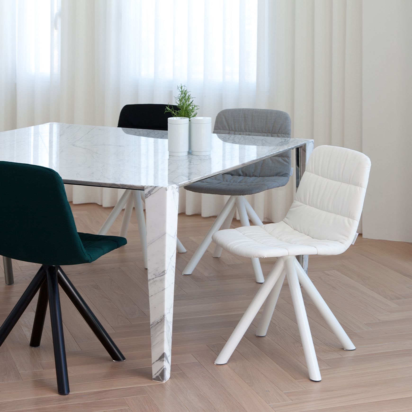 Maarten Chair - Swivel